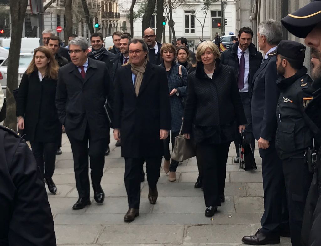 Gritos contra Artur Mas en la entrada del Tribunal Supremo