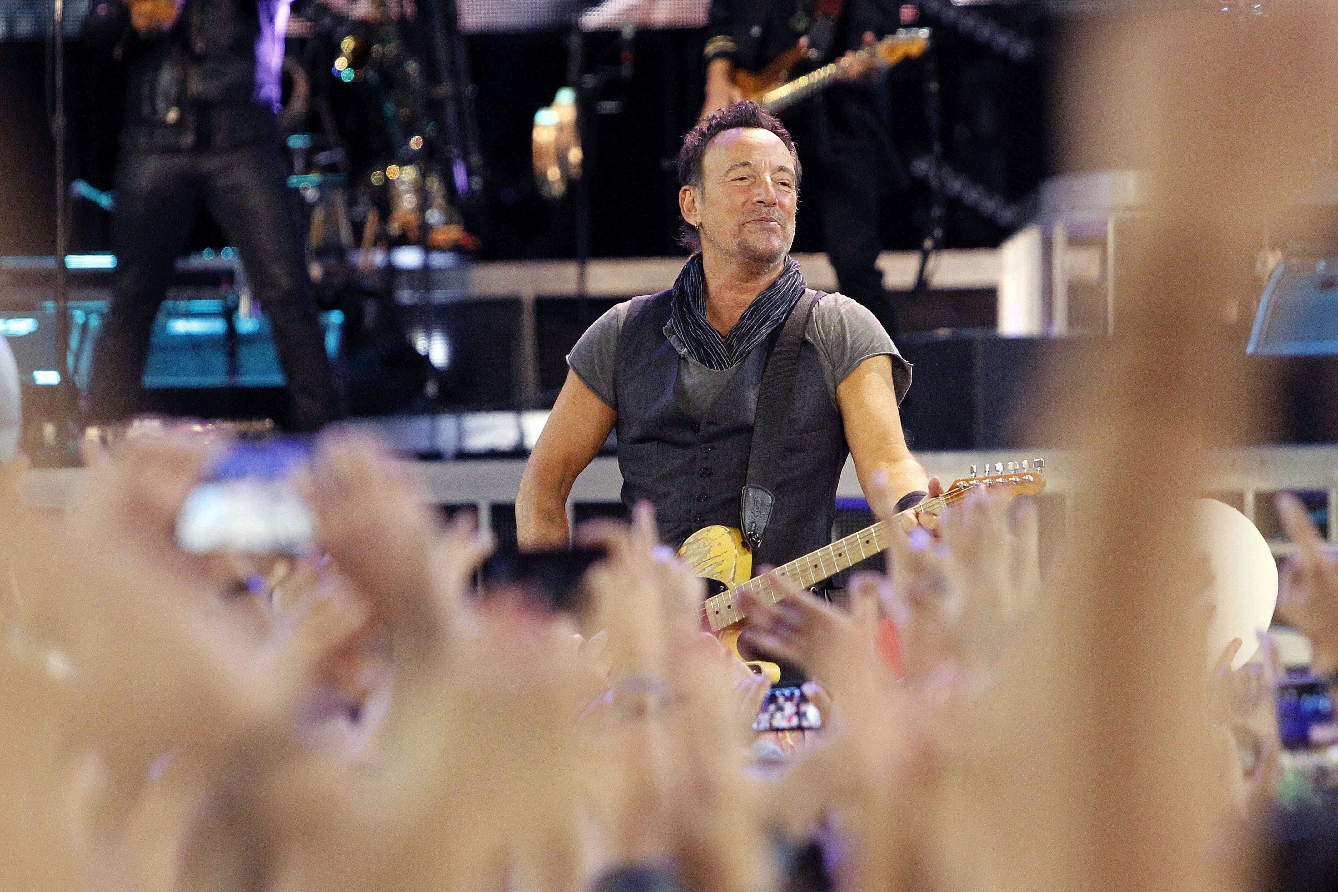 Bruce Springsteen fa vibrar el Camp Nou amb tres hores i mitja de concert