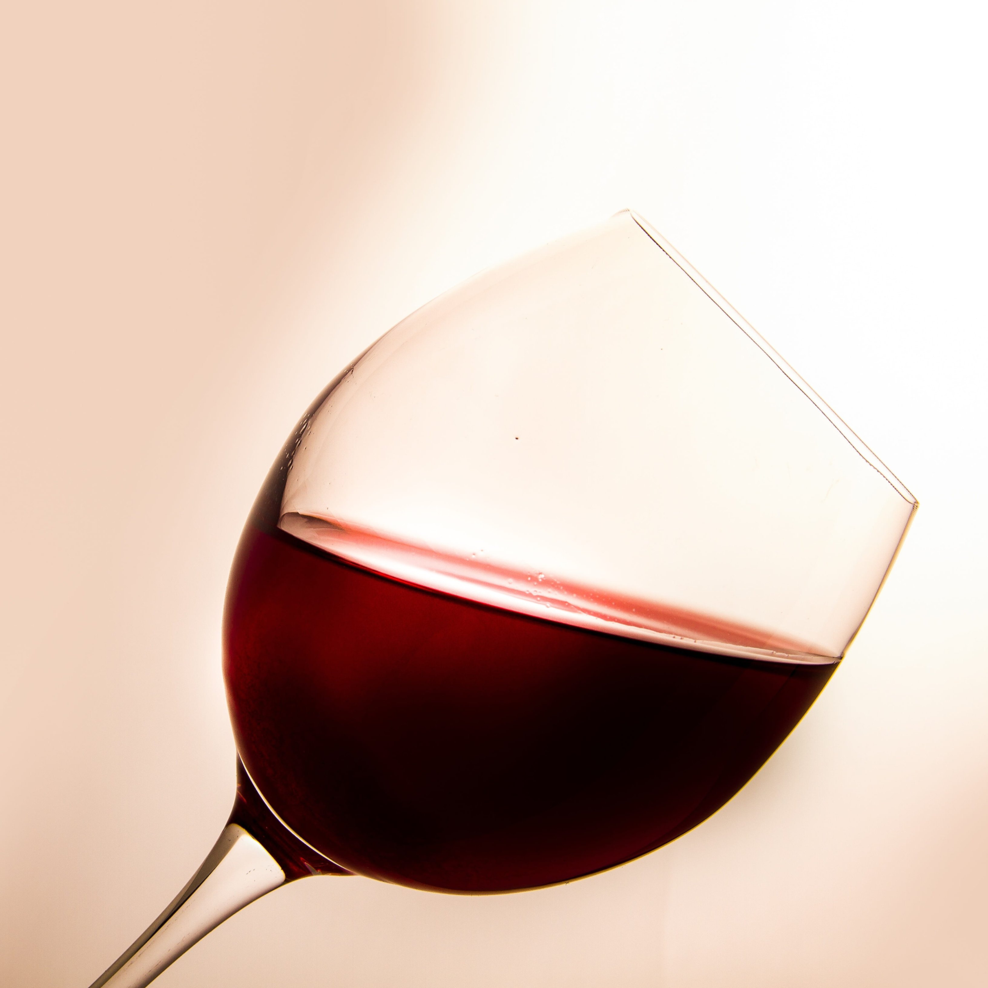 Las razones por las que un vaso de vino en la cena es tan saludable