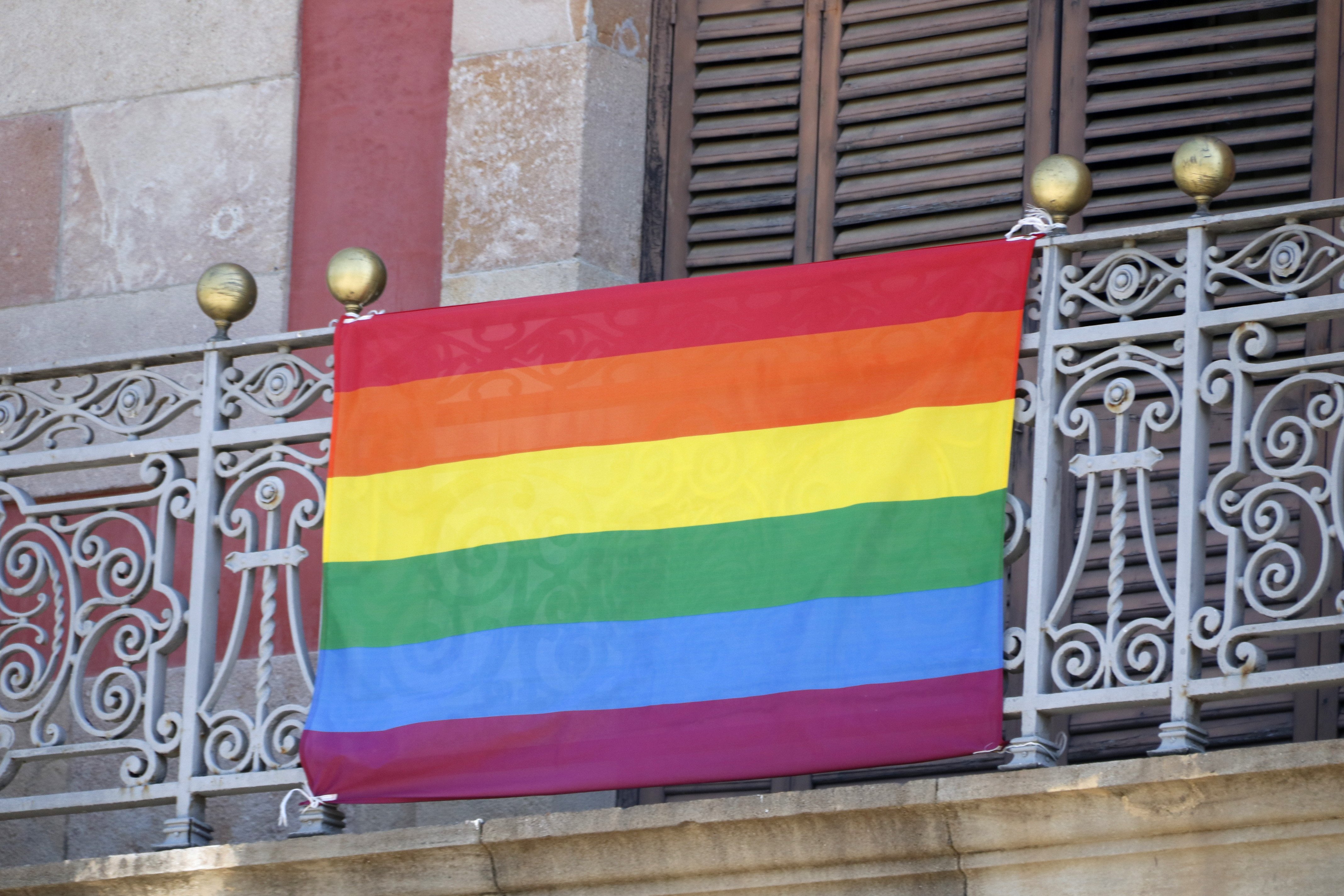 El Parlamento cuelga la bandera LGTBI pese a la prohibición del Tribunal Supremo