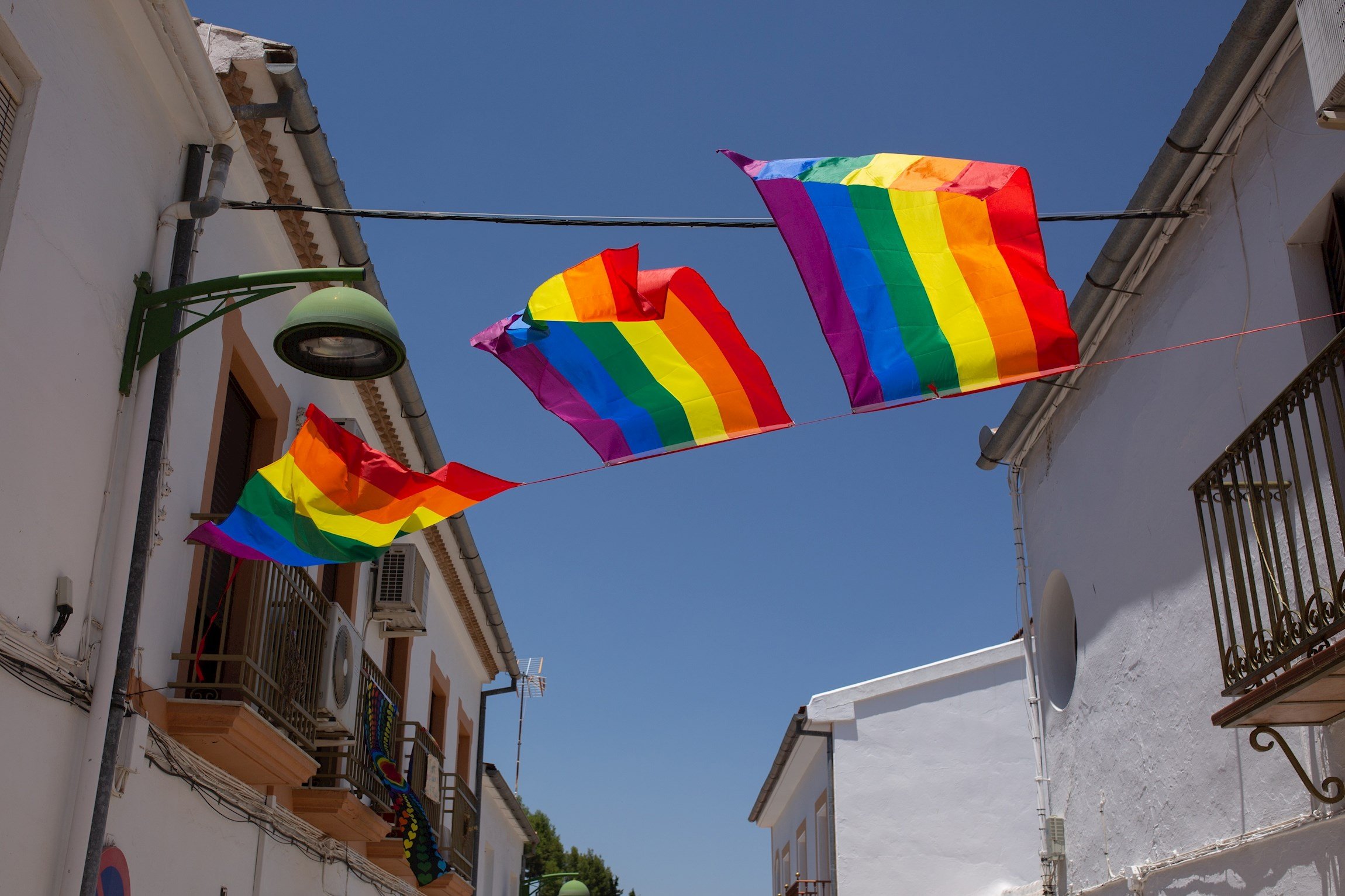 Un poble de Màlaga hissa 400 banderes gais
