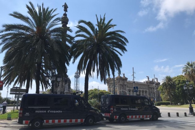 Mossos paloma Barcelona acto Vox - Guillem RS