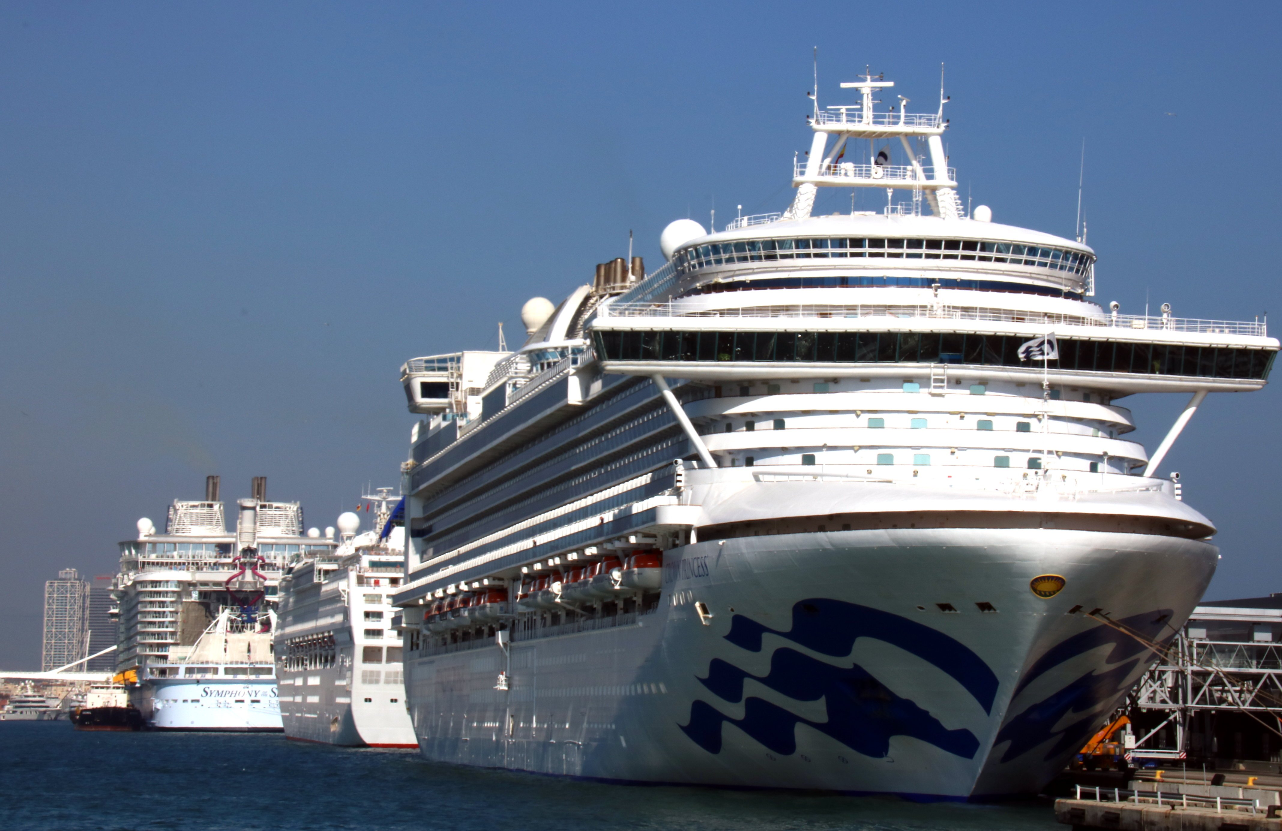 España prohíbe la entrada de cruceros hasta que se acabe la crisis sanitaria