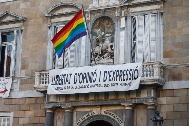 bandera lgtbi gay palacio generalidad efe