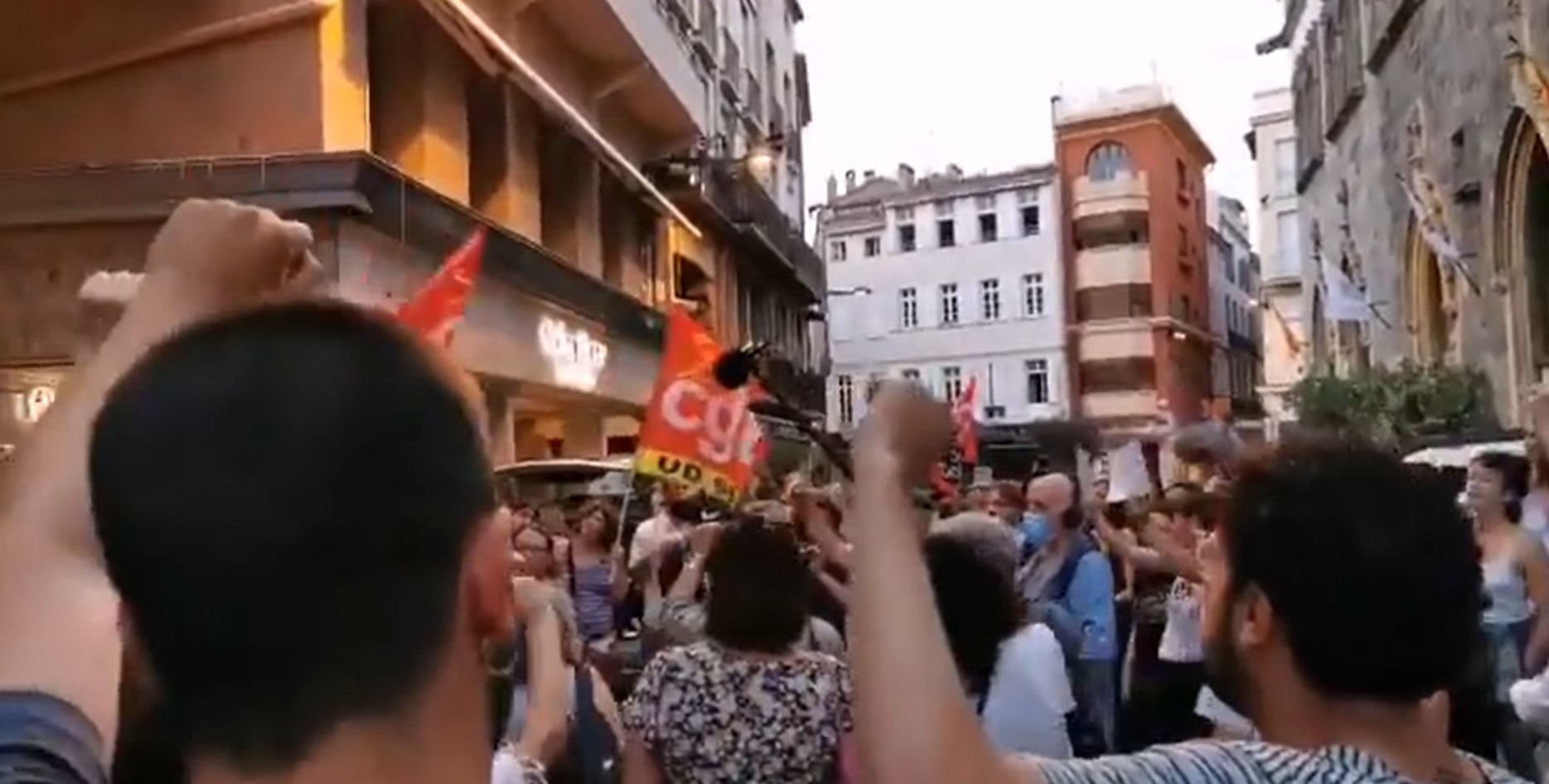 VÍDEO: L'emotiva 'Estaca' a Perpinyà després del triomf de l'extrema dreta