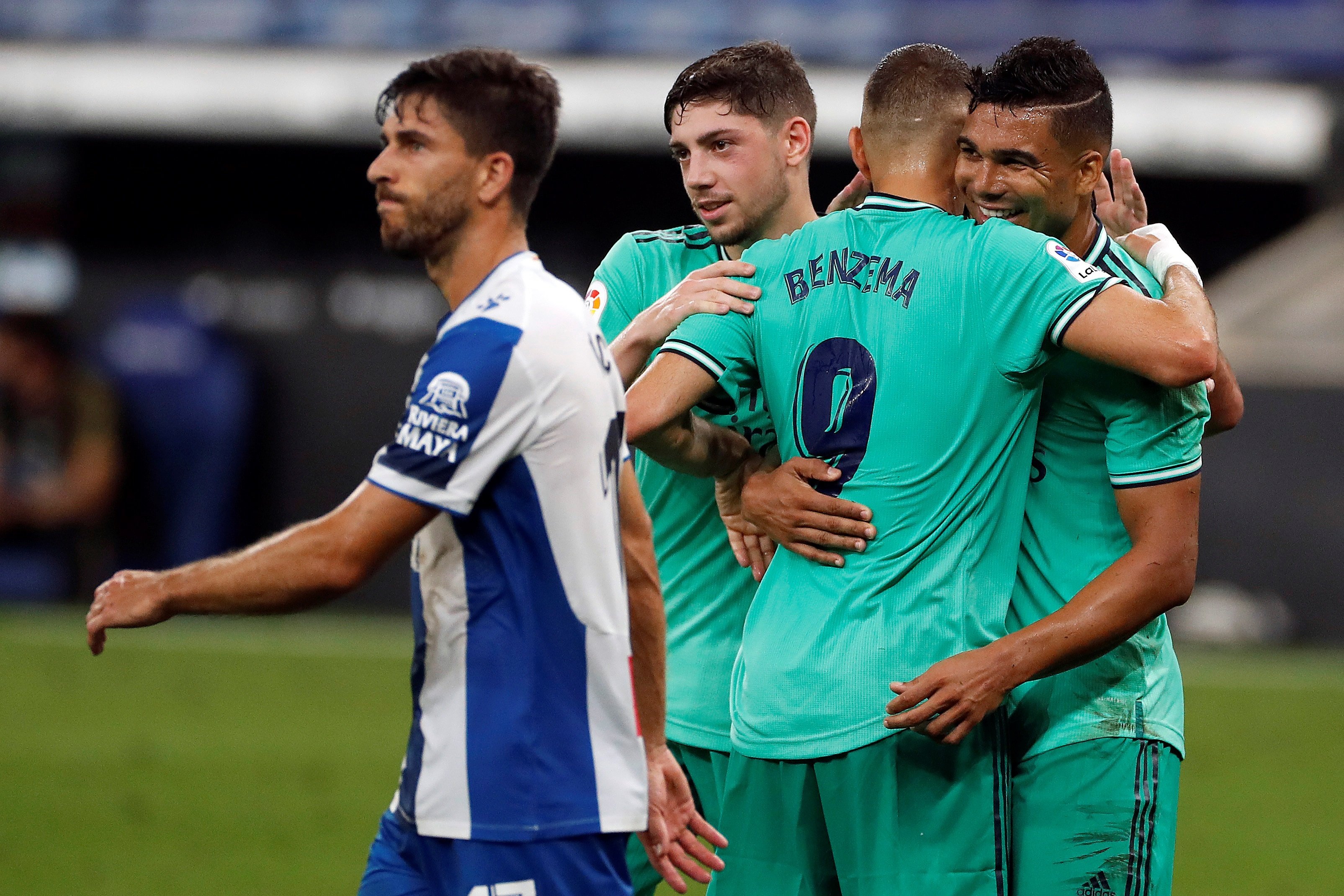 El Madrid enfonsa l'Espanyol i deixa tocat el Barça (0-1)