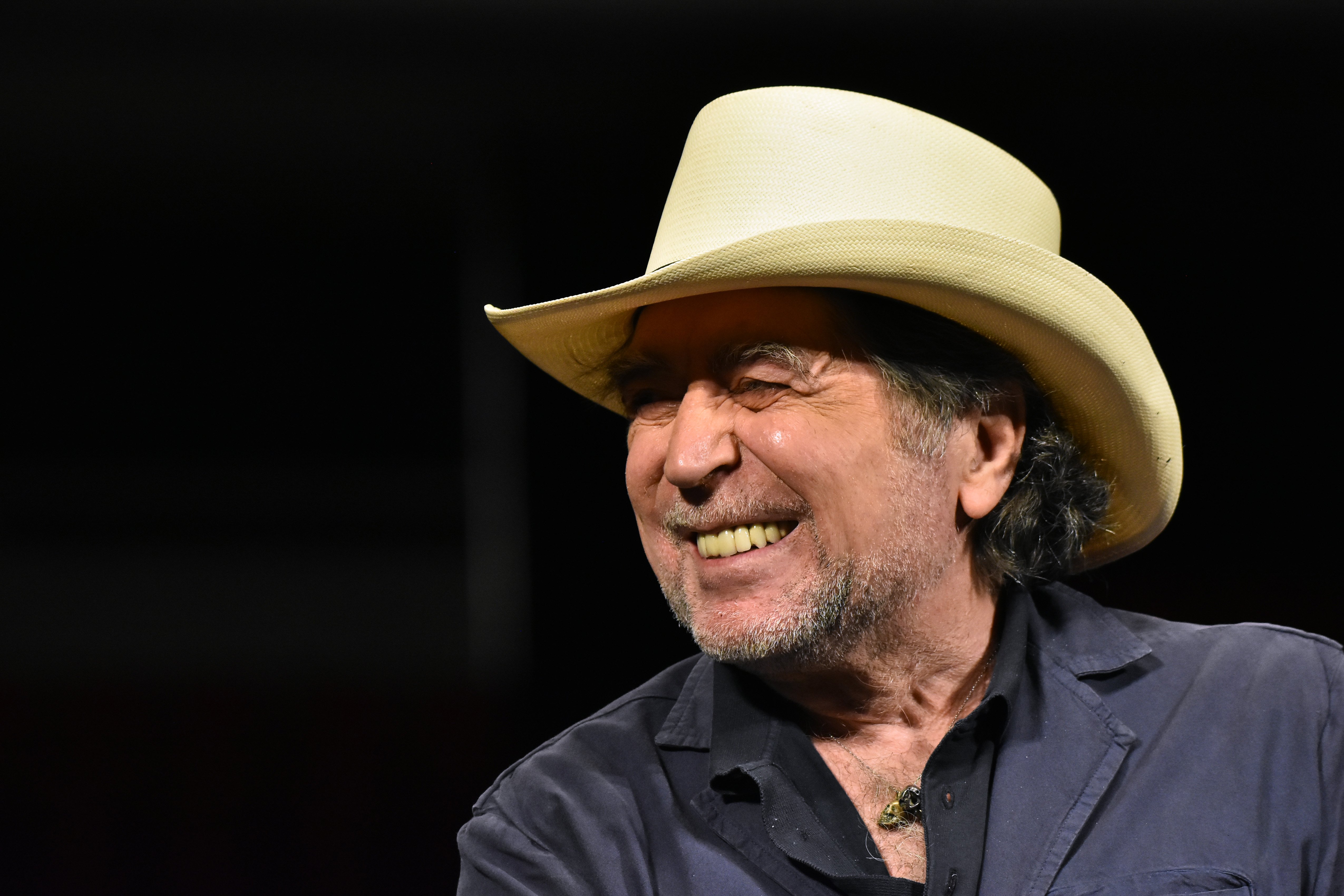 Joaquín Sabina y su vida de jubilado con 77 años: “Un ciudadano normal que toma cerveza en el bar”