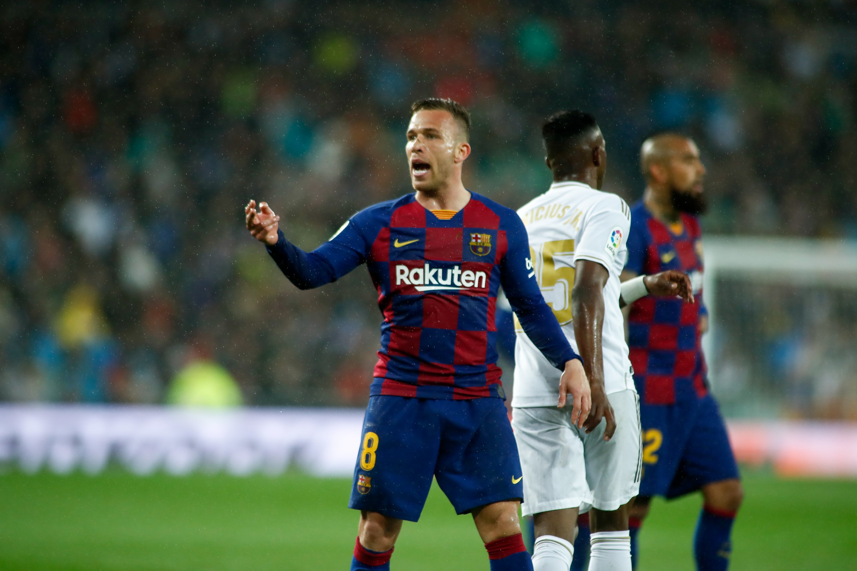 Nuevo lío en el Barça: Arthur, en rebeldía, se niega a volver a Barcelona