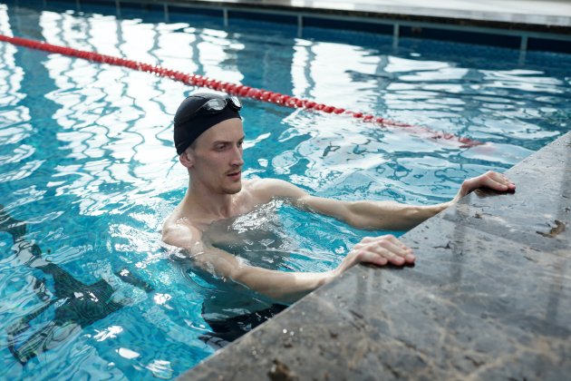 Hombre piscina