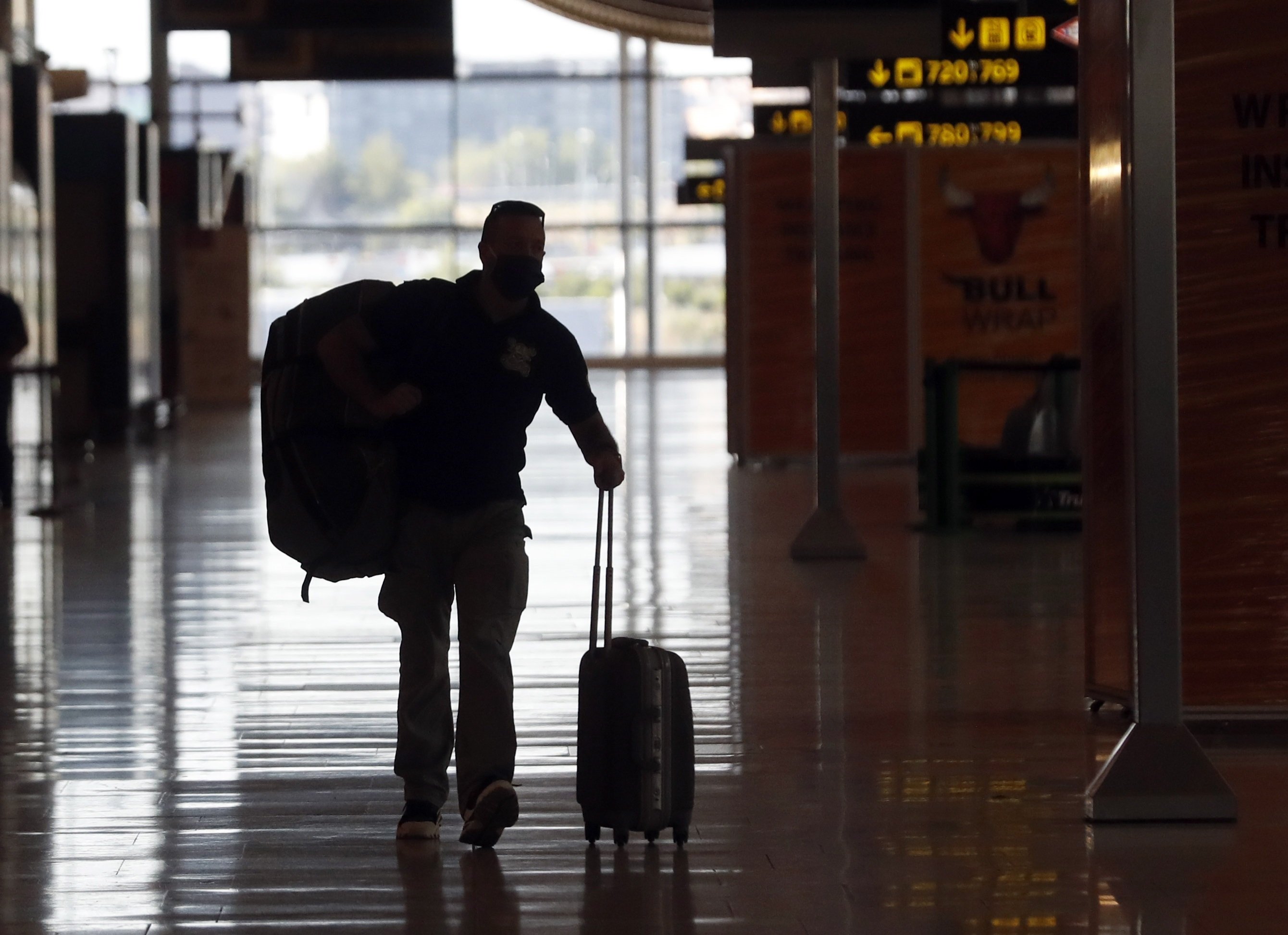 España limita los vuelos provenientes de Sudáfrica y Brasil