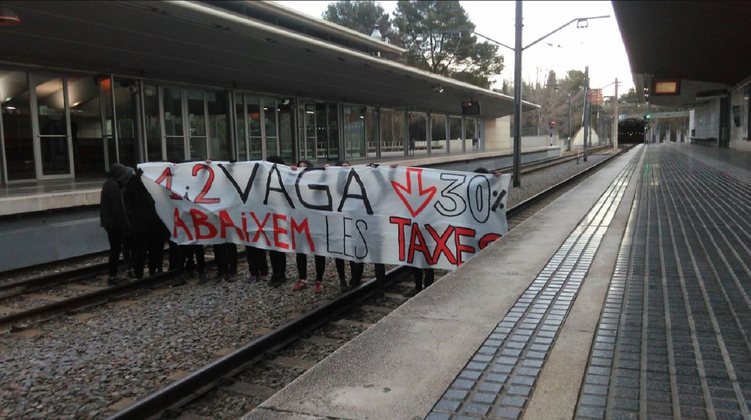 Varios manifestantes cortan los accesos a la UAB