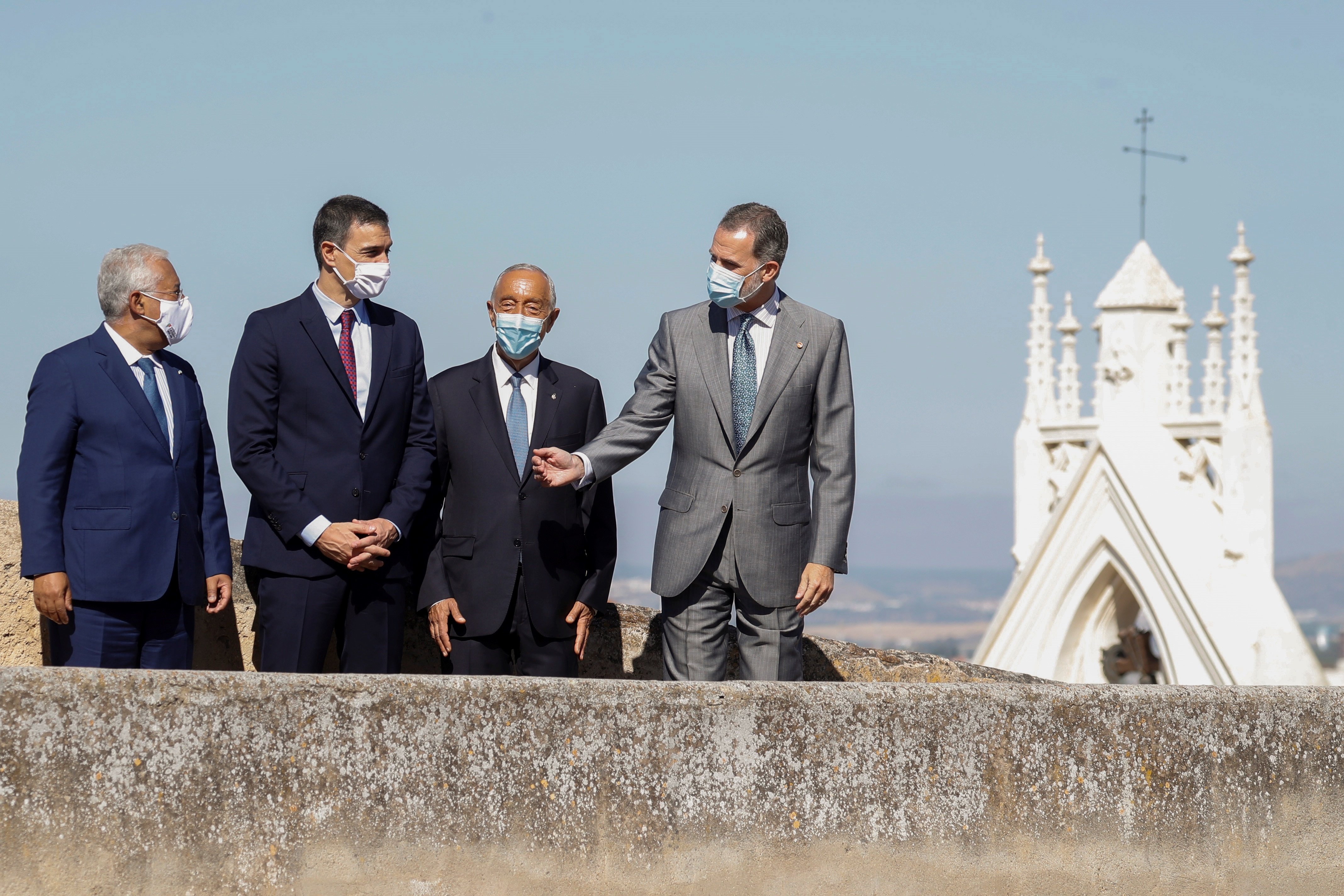 Felipe VI reopens Portuguese border amid chants: "Spain will be republican"