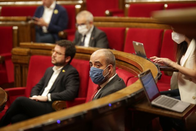 Miquel Buch distancia de seguretat diputats hemicicle Ple Covid-19 coronavirus parlament - Sergi Alcàzar