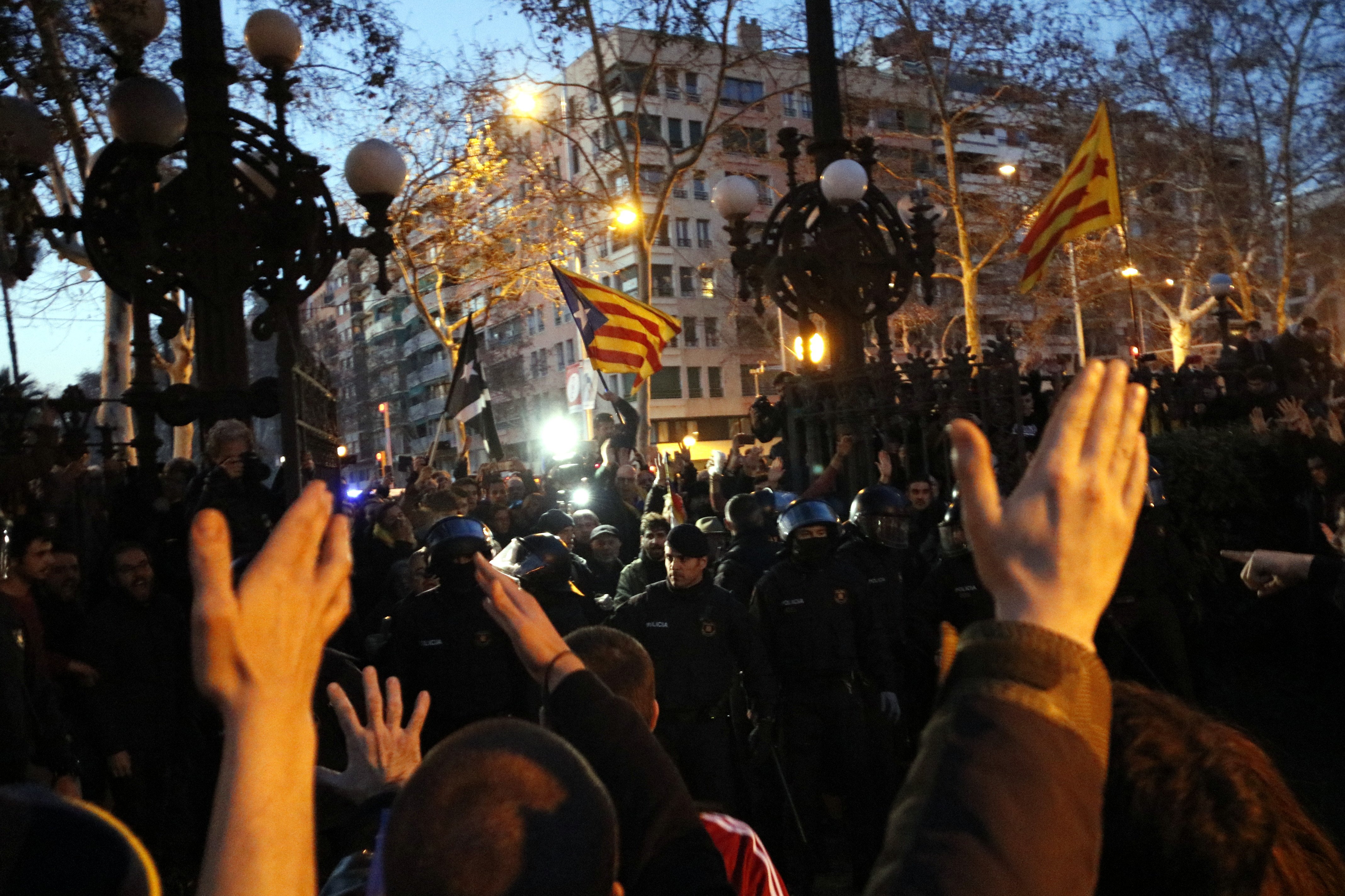 Un año y nueve meses por agredir a un mosso durante la investidura de Puigdemont