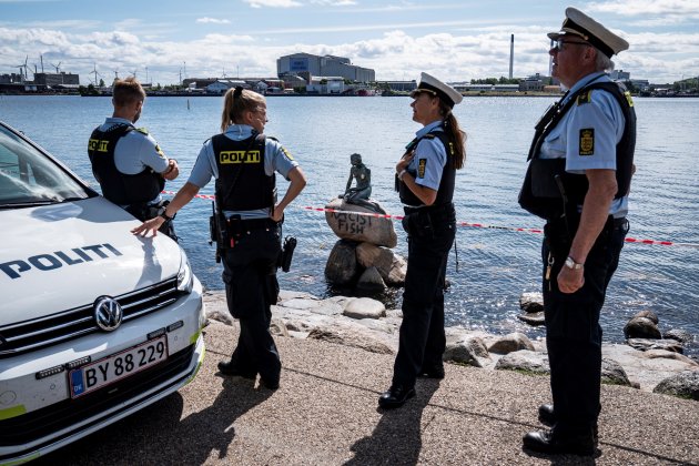 Policías Sirenita Copenhague vandalismo EFE