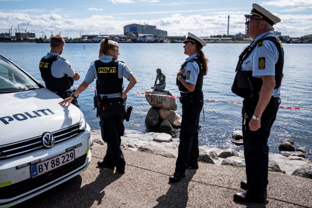 Policías Sirenita Copenhague vandalismo EFE