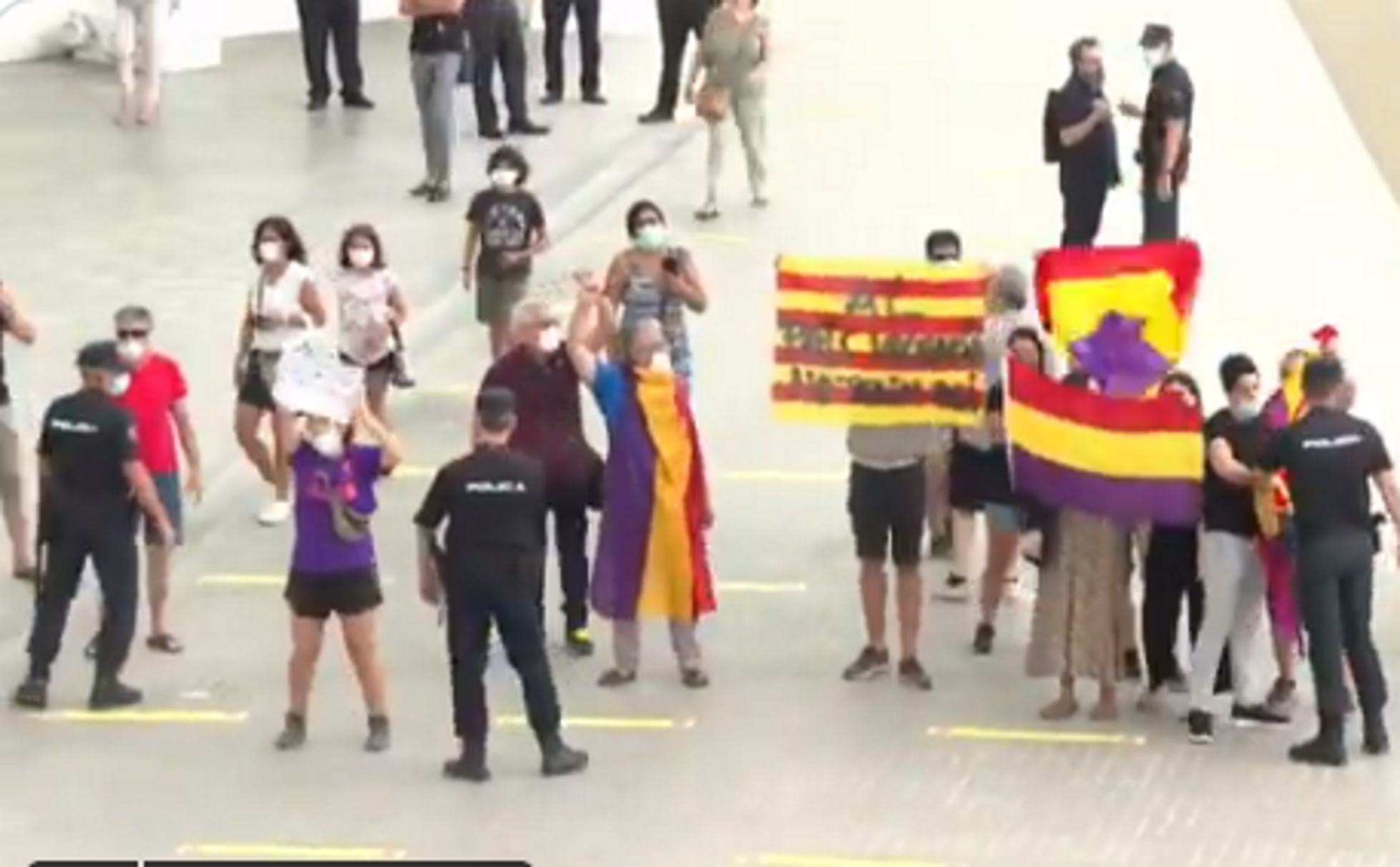 VÍDEO | Protesta contra Felipe VI y Letizia en València con control policial