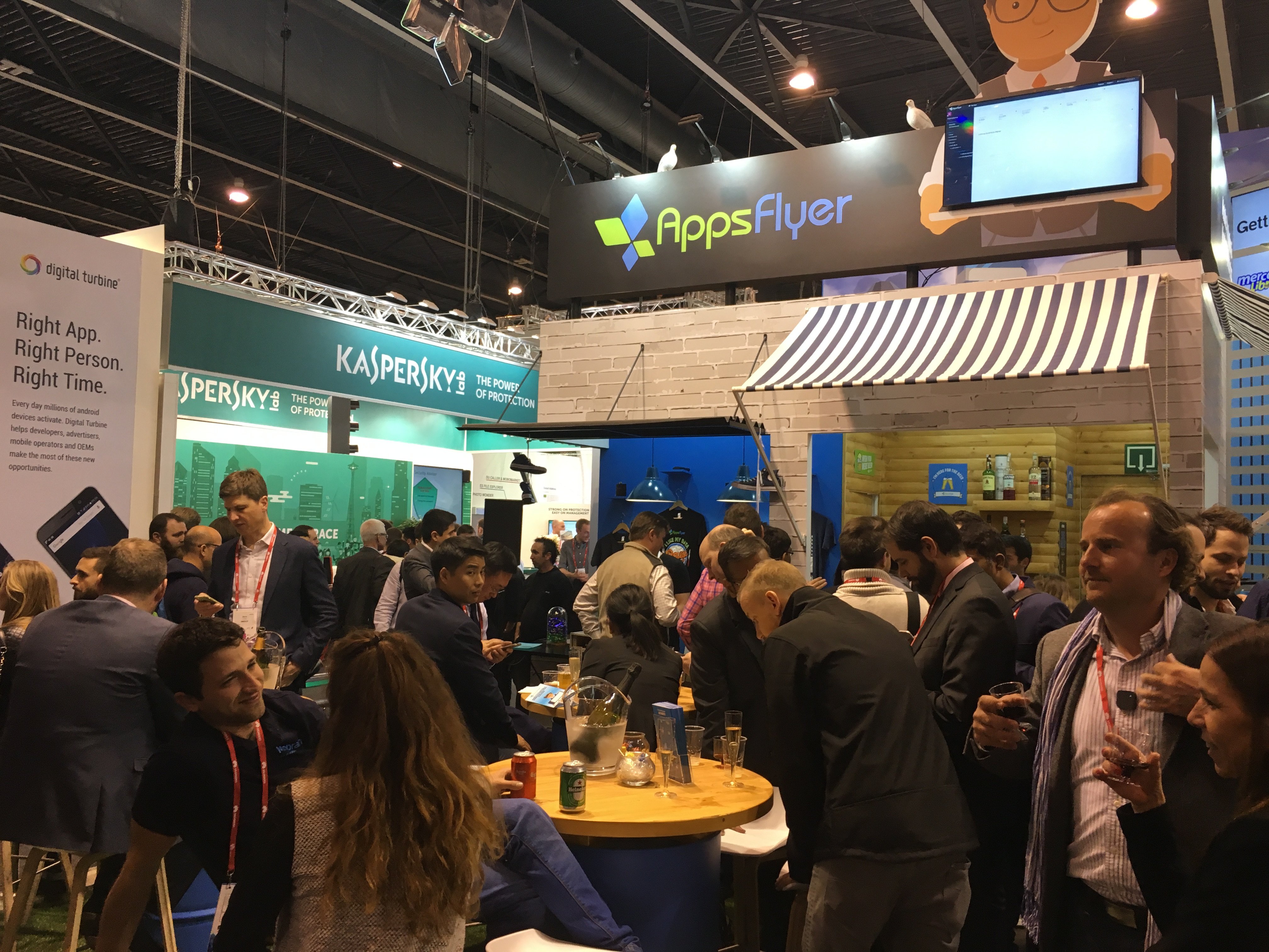 L'altra cara del Mobile: la festa quan acaba el dia