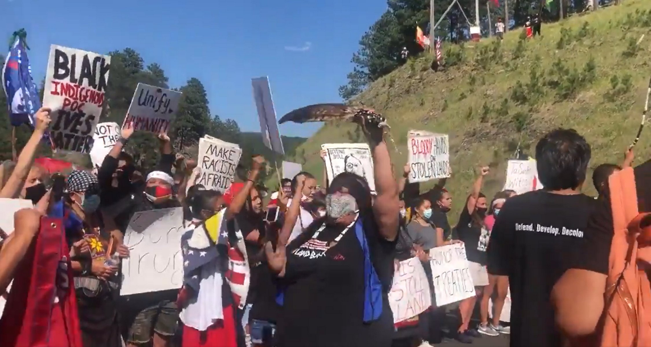 VÍDEO | Els indis sioux bloquegen la comitiva de Trump