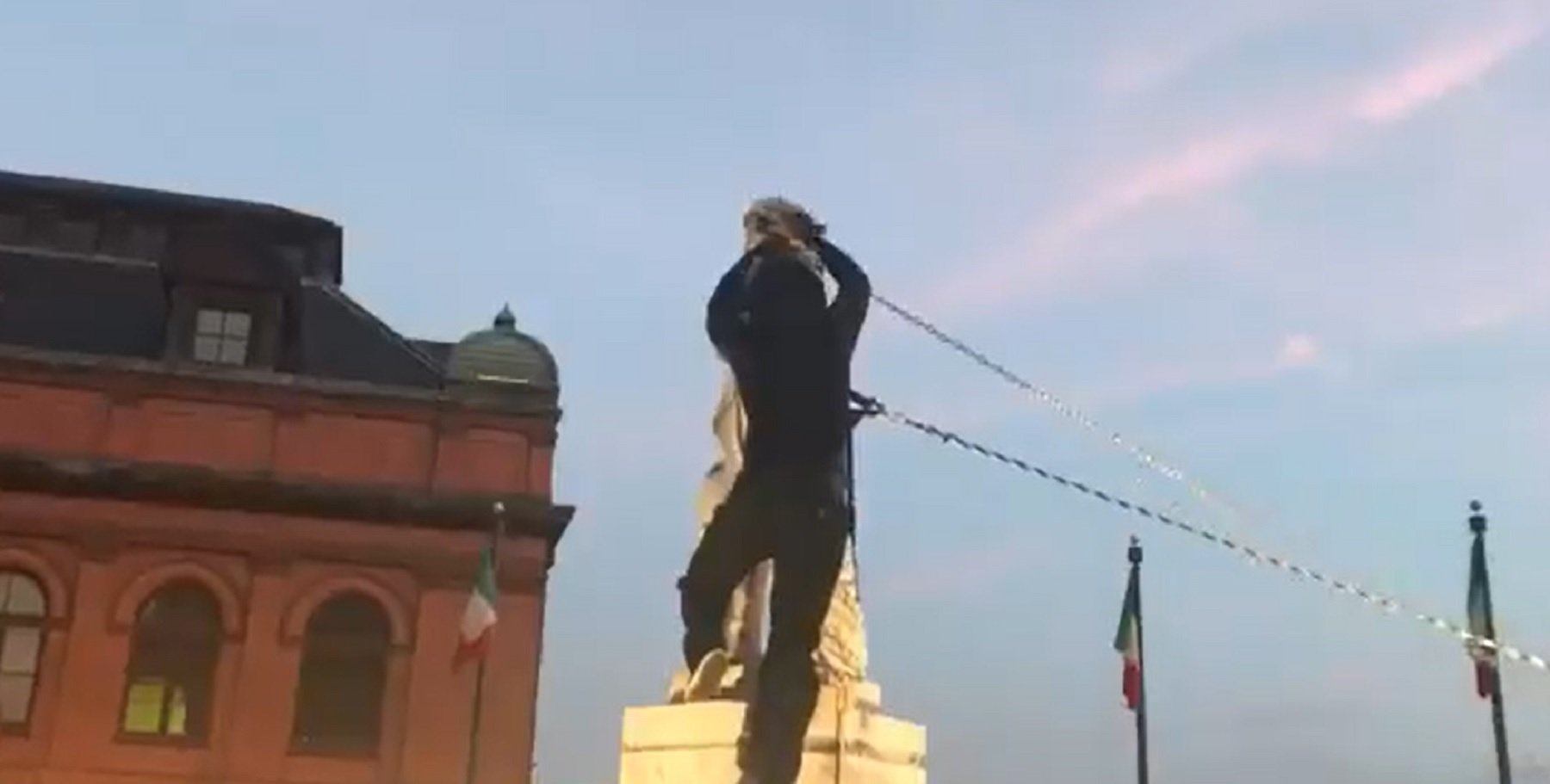 Unos manifestantes rompen una estatua de Colón en EE.UU. y la tiran al río