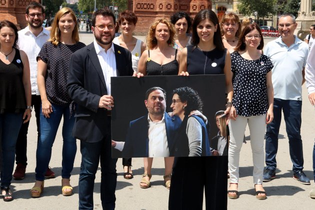 aragones y vilalta con una foto de junqueras y rovira erc acn