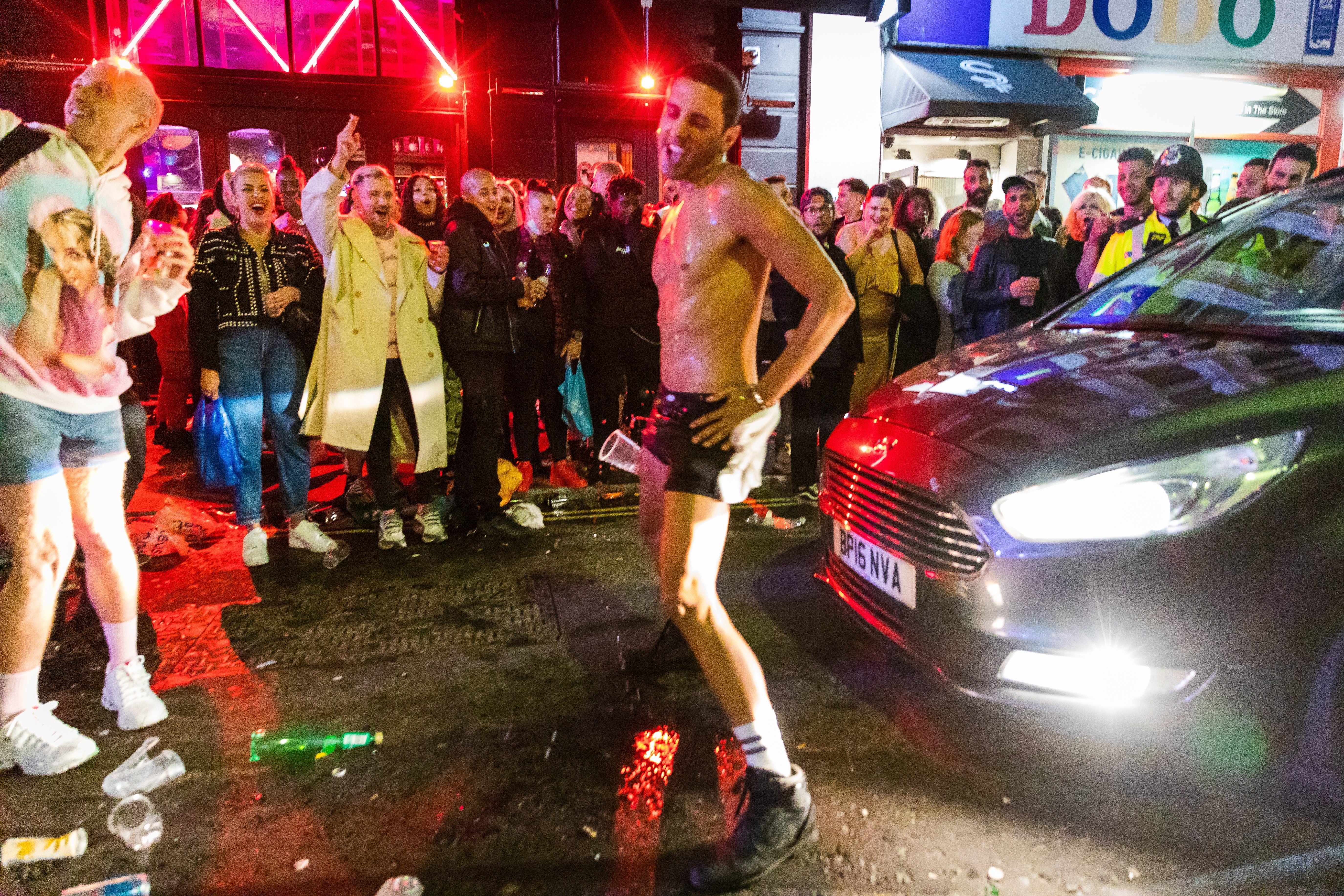 Caótica reapertura de los pubs en Londres: aglomeraciones, borrachos y ninguna mascarilla