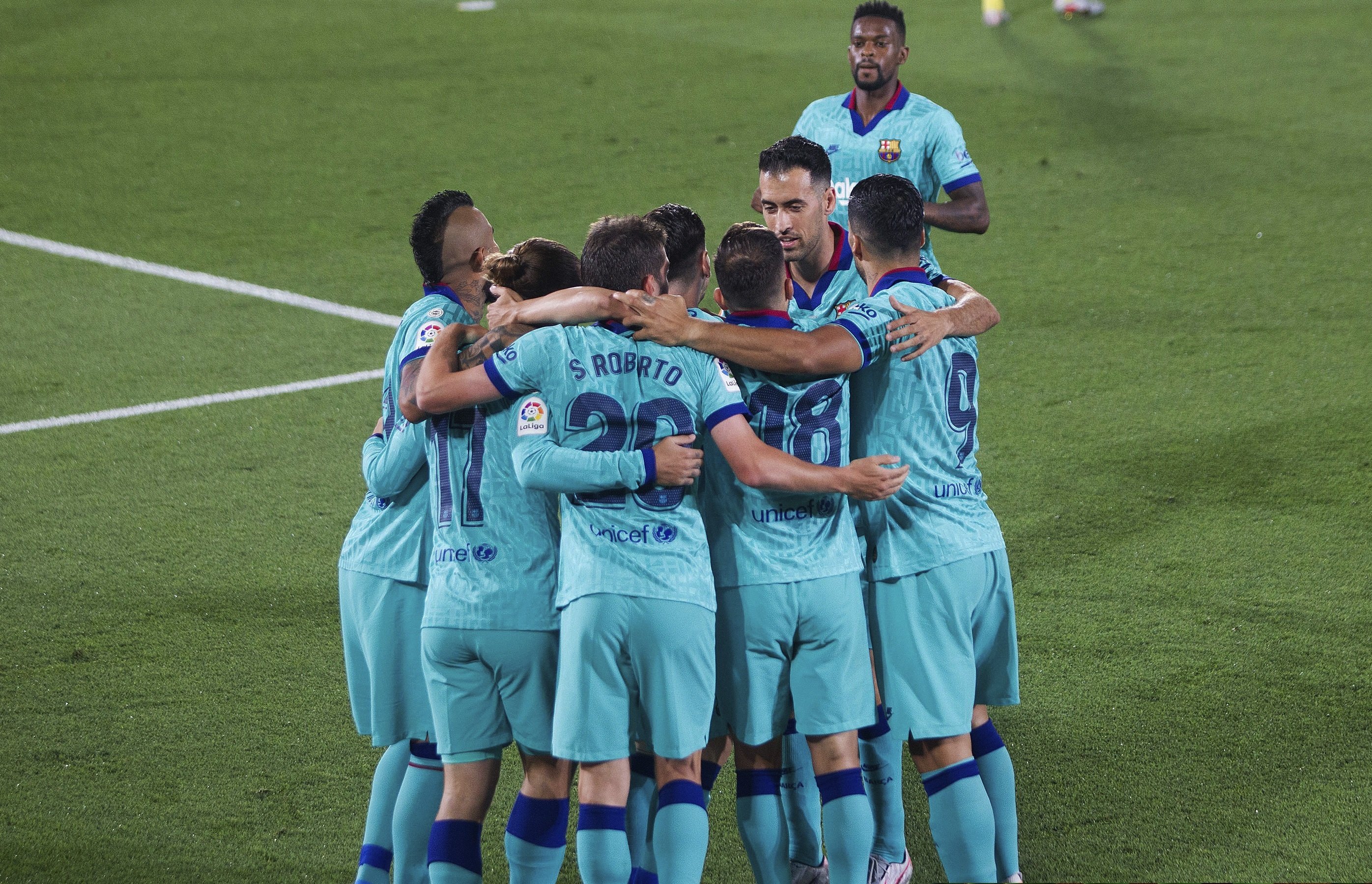 El Barça golea en Villarreal y mantiene una mínima esperanza en la Liga (1-4)