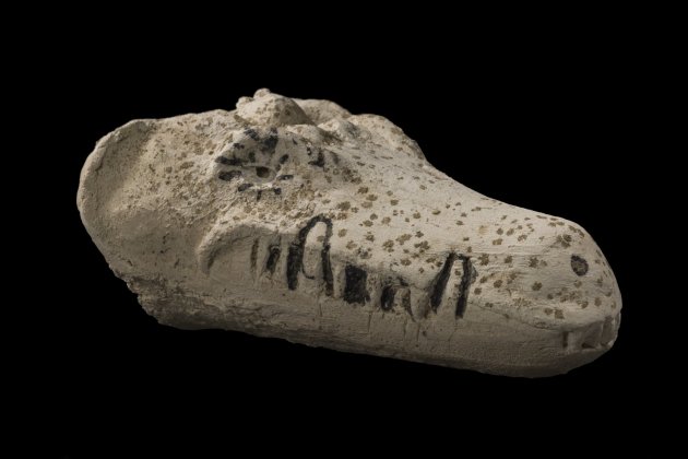 Máscara procedente de una momia de cocodrilo. Yeso|Tiza pintado y yeso|tiza cristalizado. Baja Época Periodo Ptolemaico (715 30 aC). Museo Egipcio