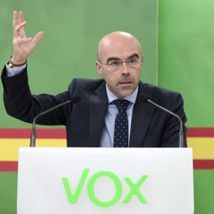 Vox da la "bienvenida" a Casado y ofrece apoyo para desmantelar las autonomías