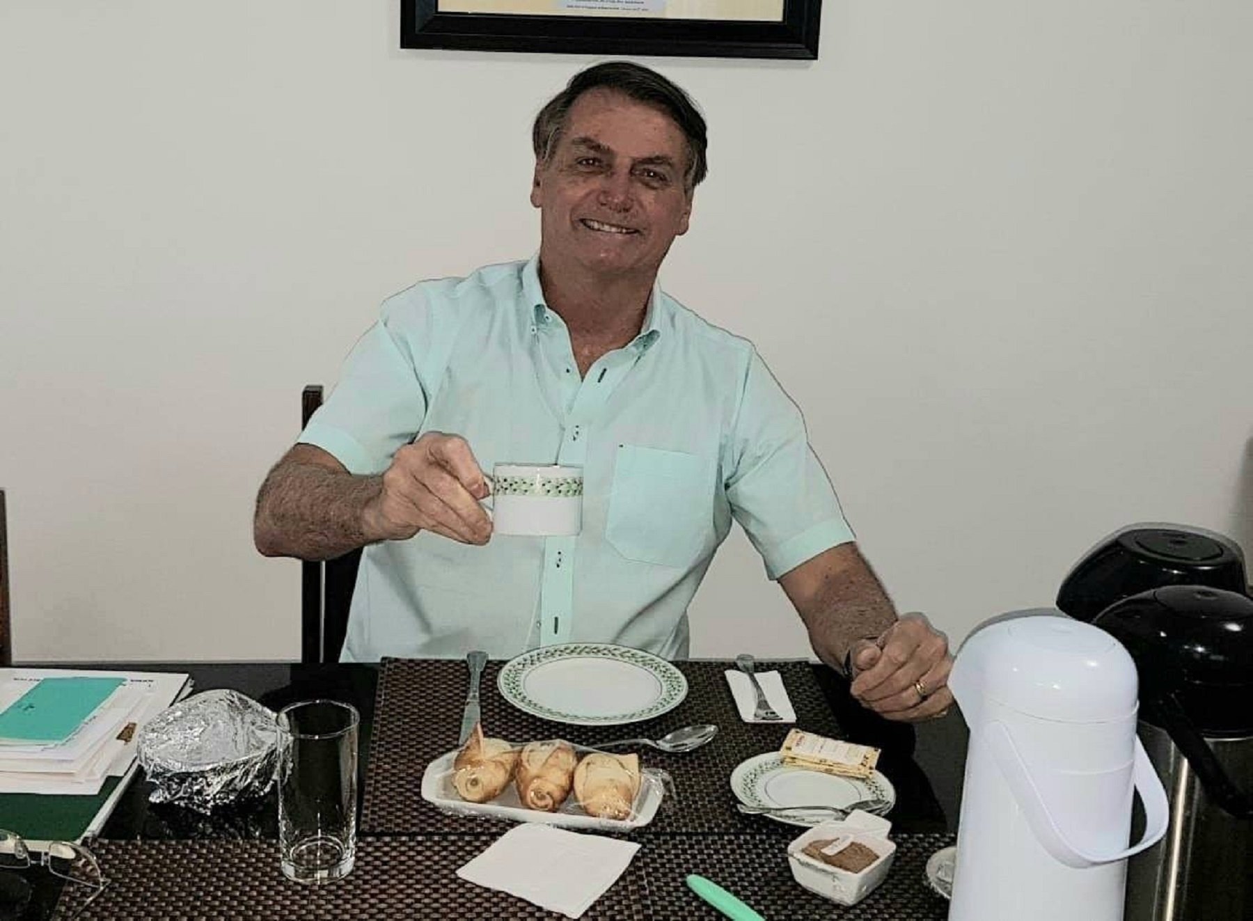 Bolsonaro es treu la mascareta tot i tenir coronavirus