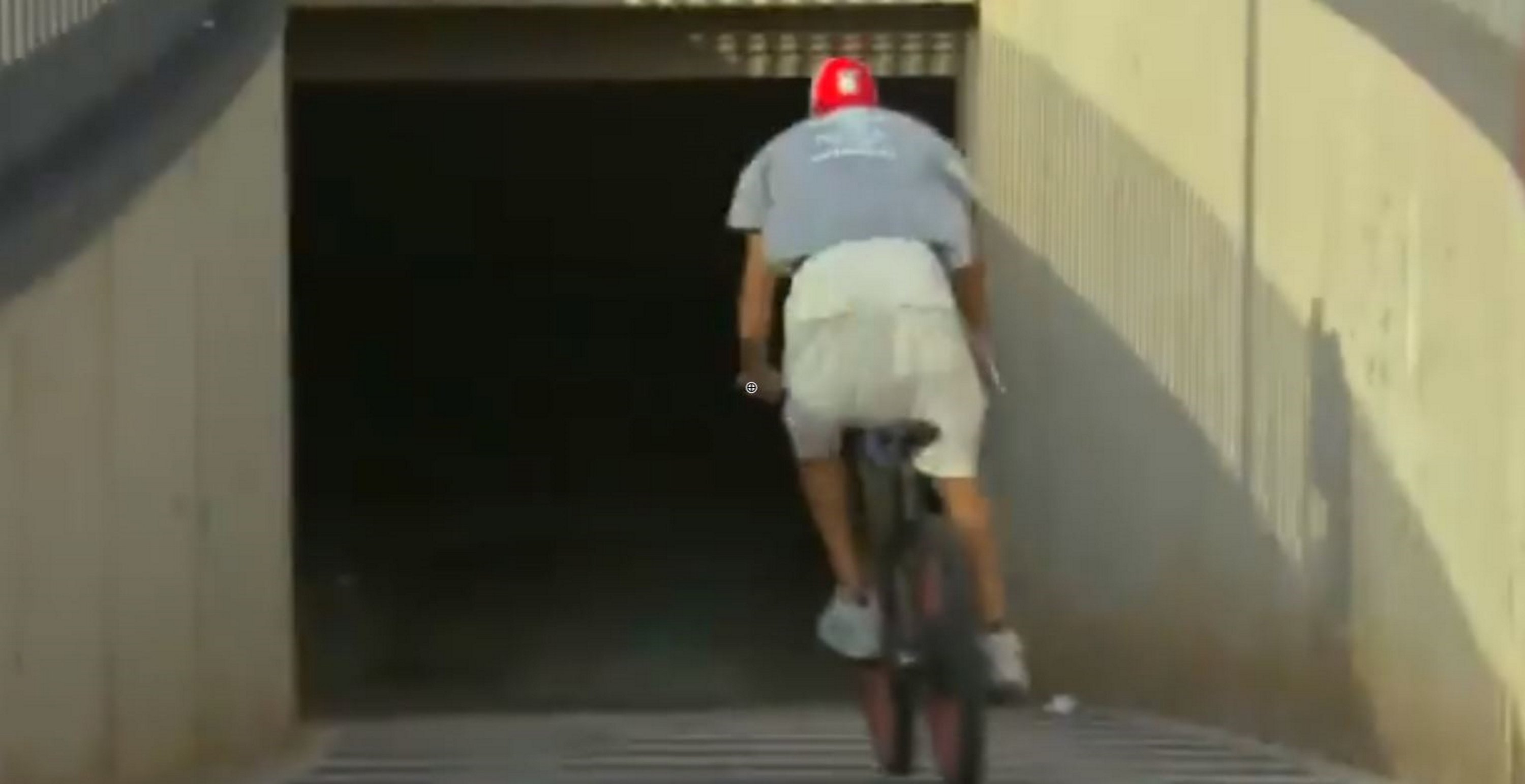 VÍDEO | Piqué sorprèn i arriba amb bicicleta al Camp Nou
