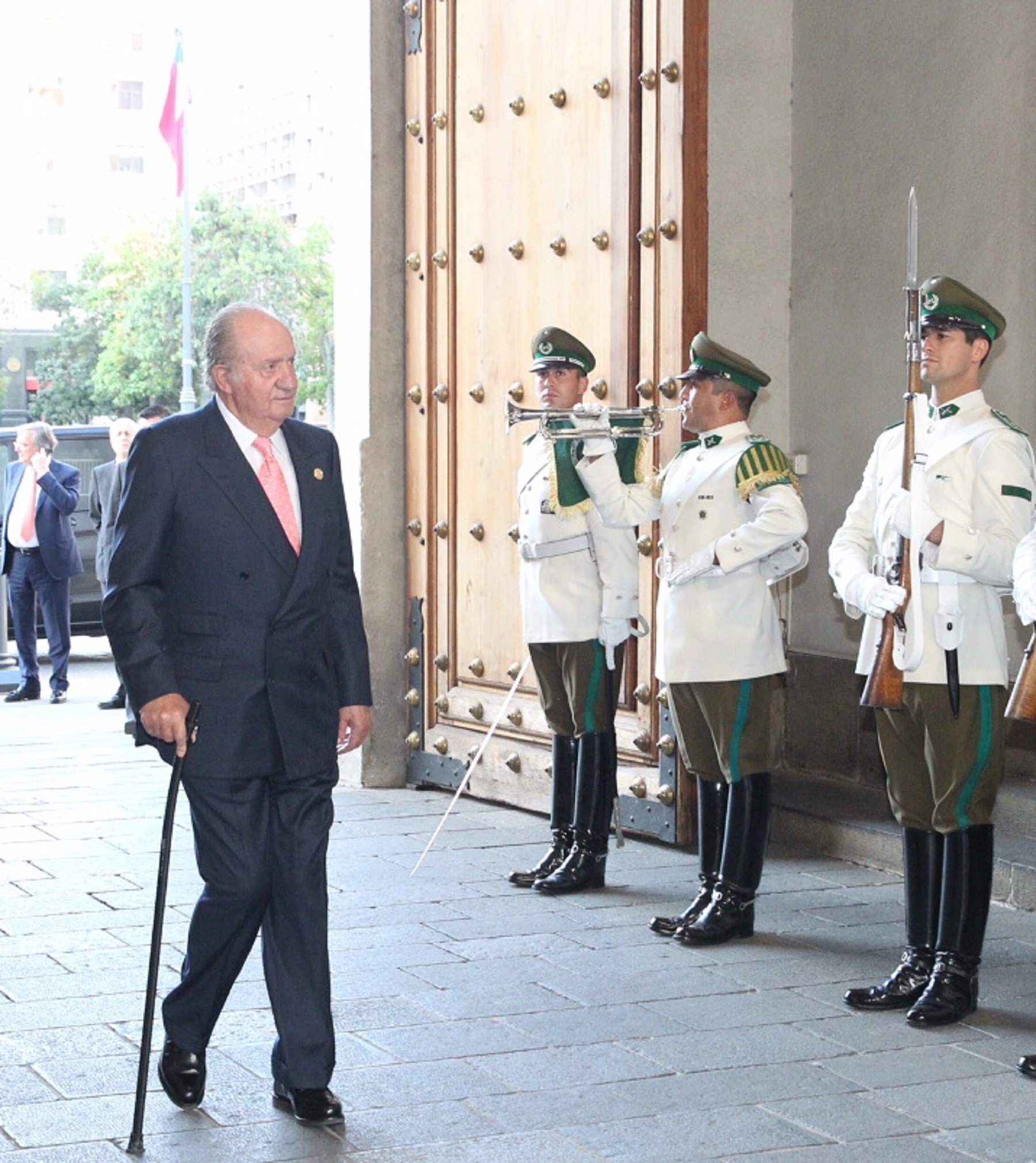 El futur de Joan Carles que estudien Zarzuela i Moncloa: fora del palau o exili