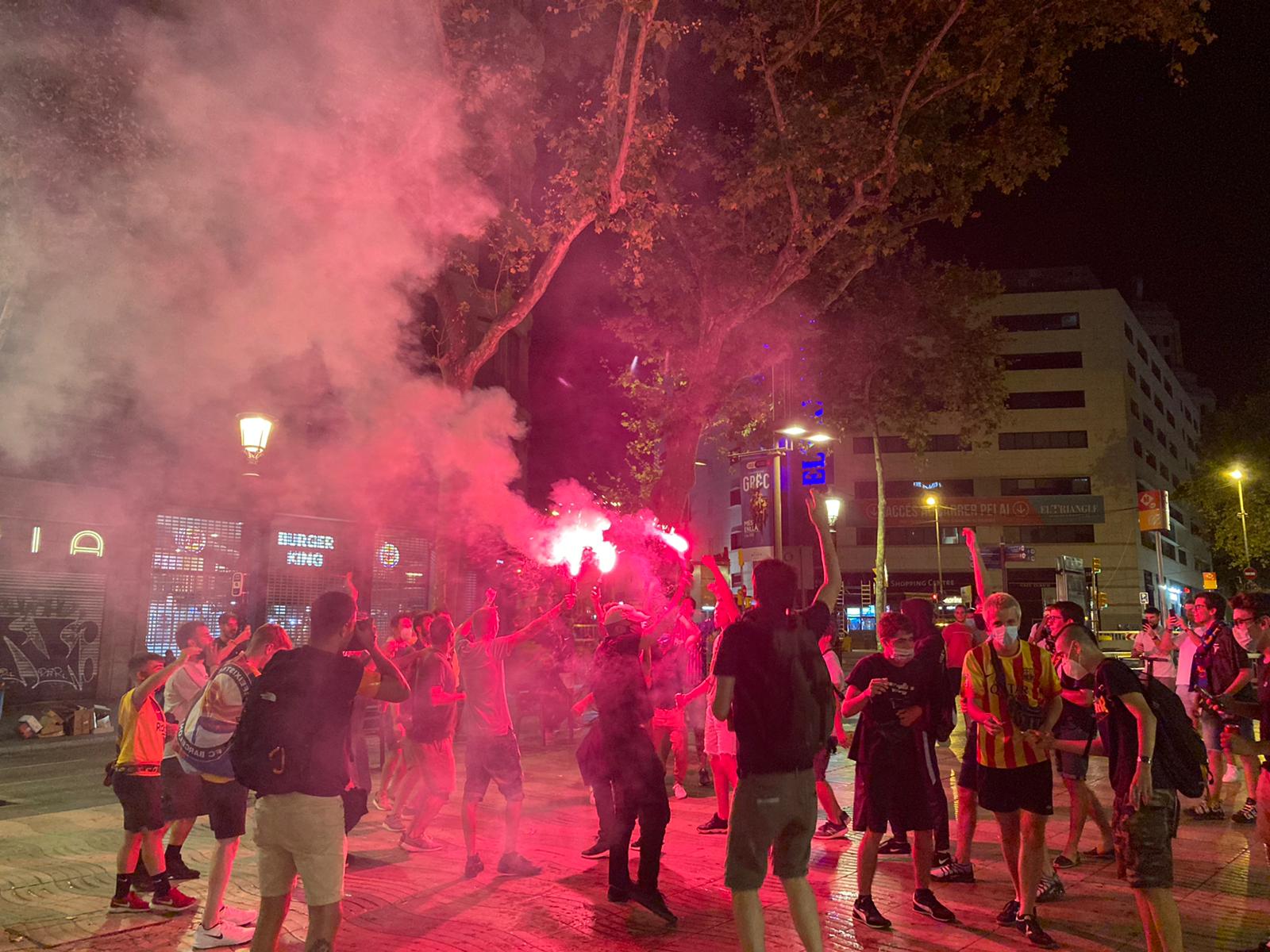 Celebraciones en Les Corts y Canaletes después del descenso del Espanyol