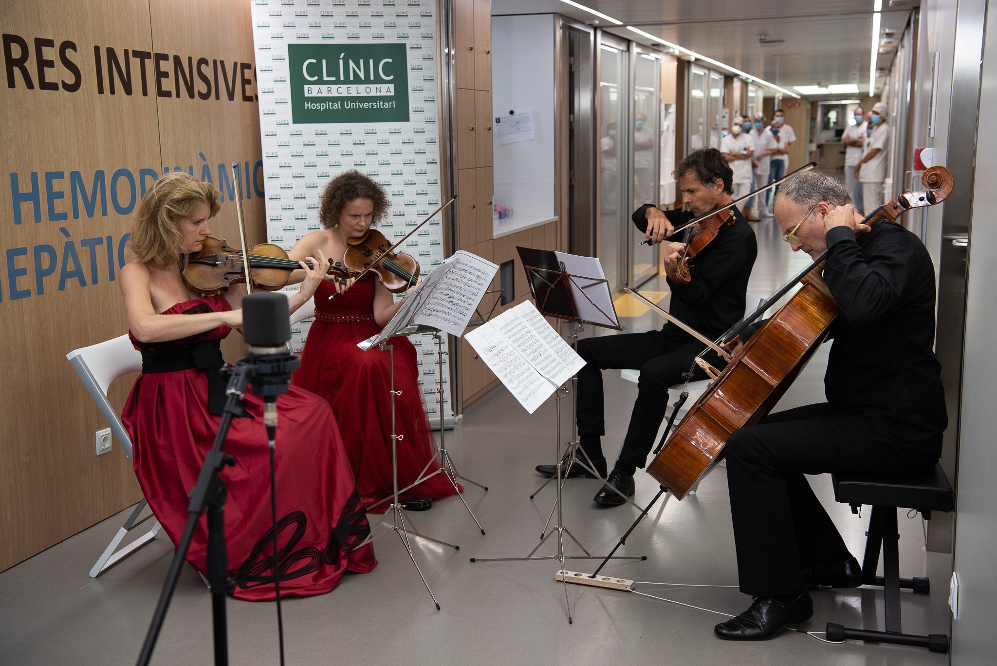 La música del Liceo llega a las UCI del Clínic