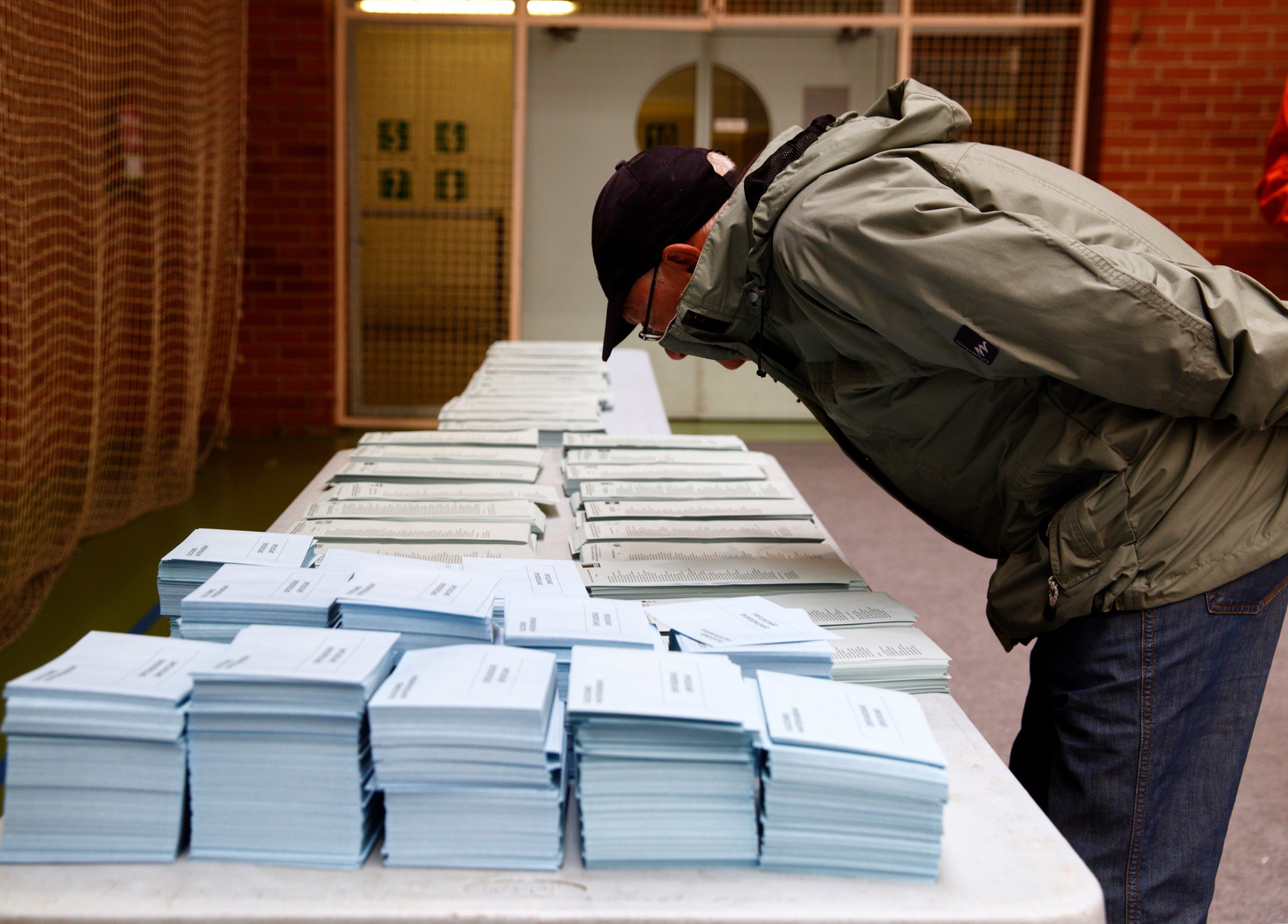 Polémica en el País Vasco y Galicia por el veto al voto de infectados de covid