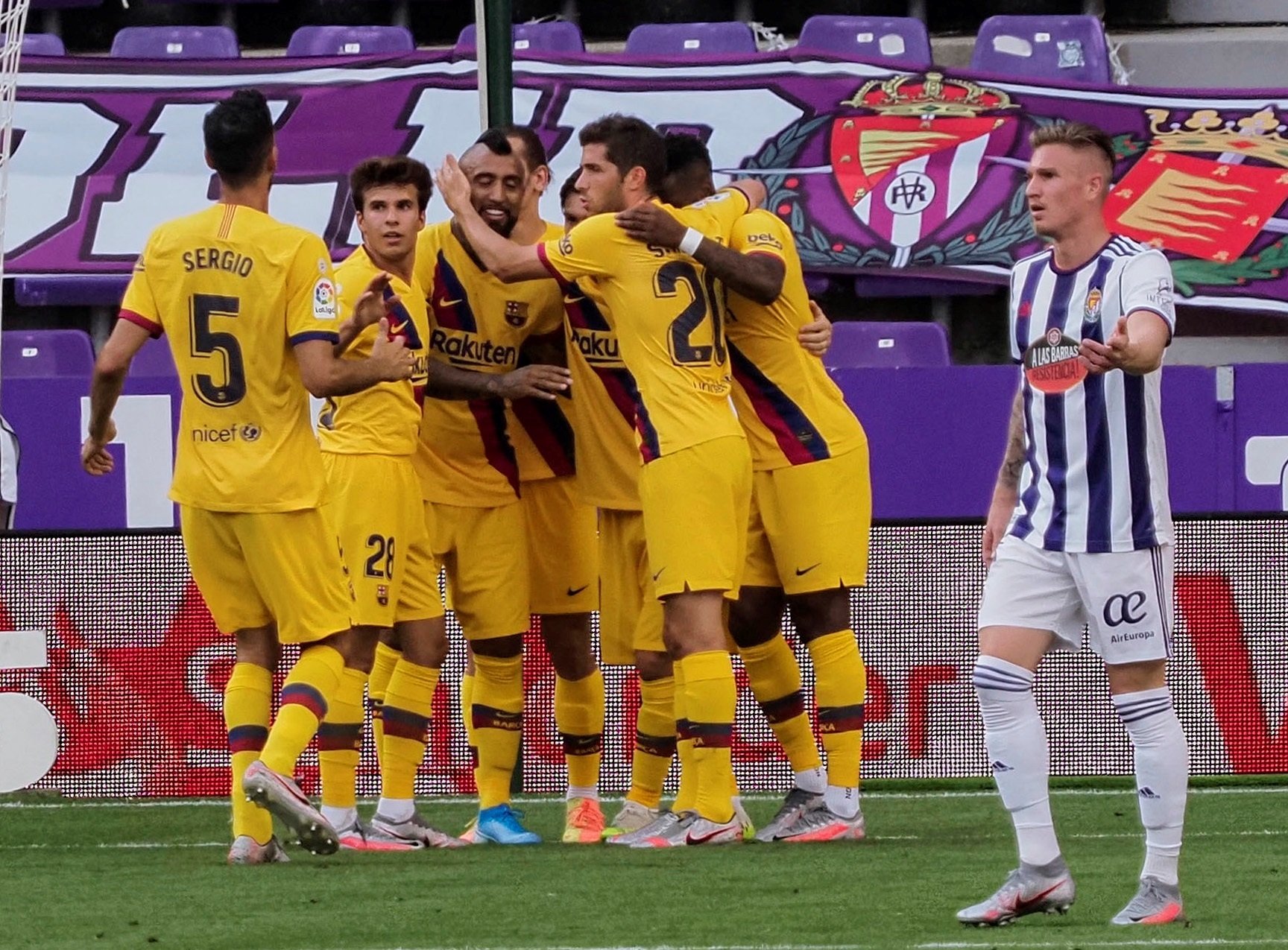 Un Barça de mínimos cumple en Valladolid y aún espera el milagro (0-1)