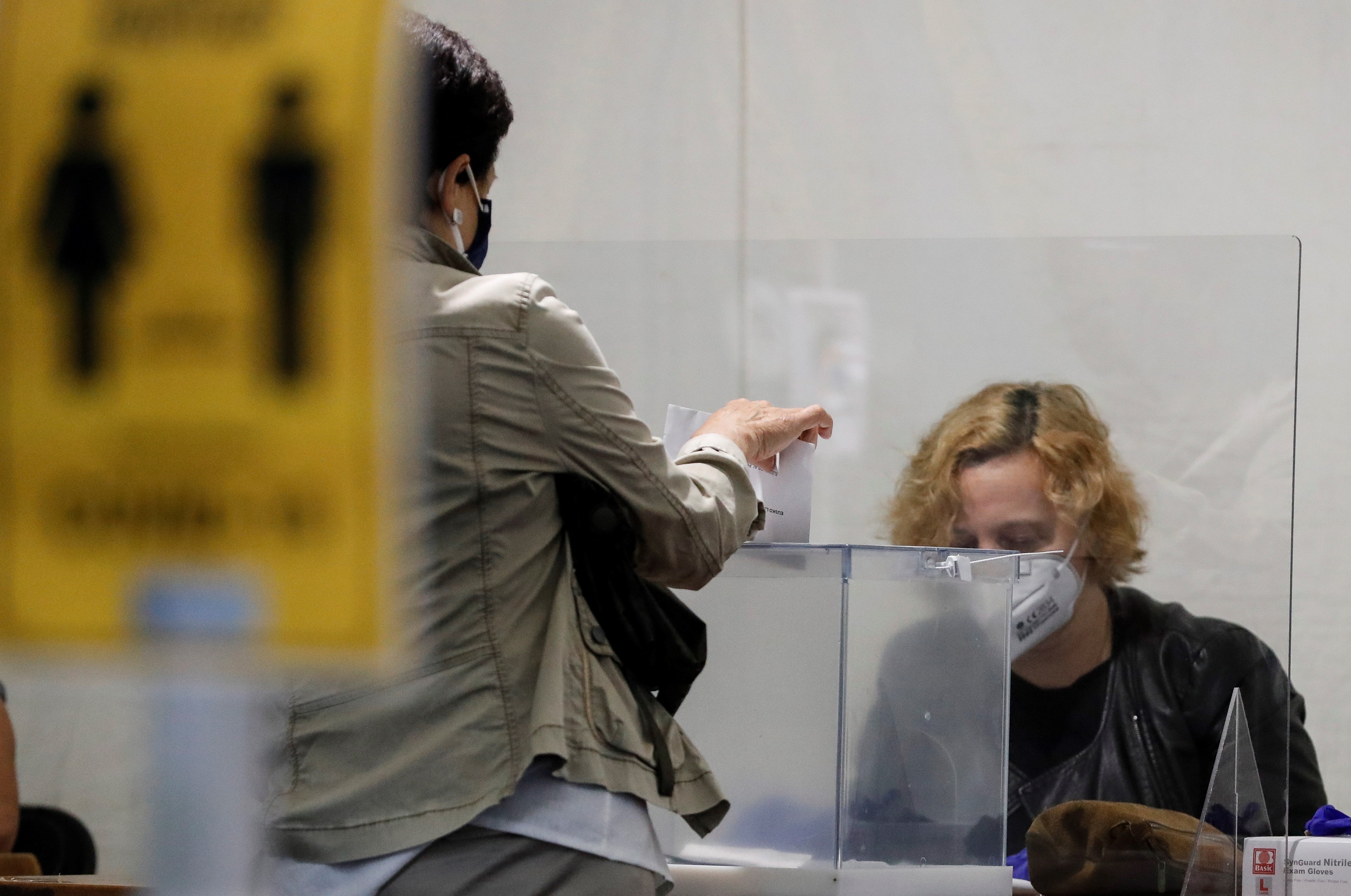 Colas para votar en Burela, epicentro del brote de coronavirus de Lugo