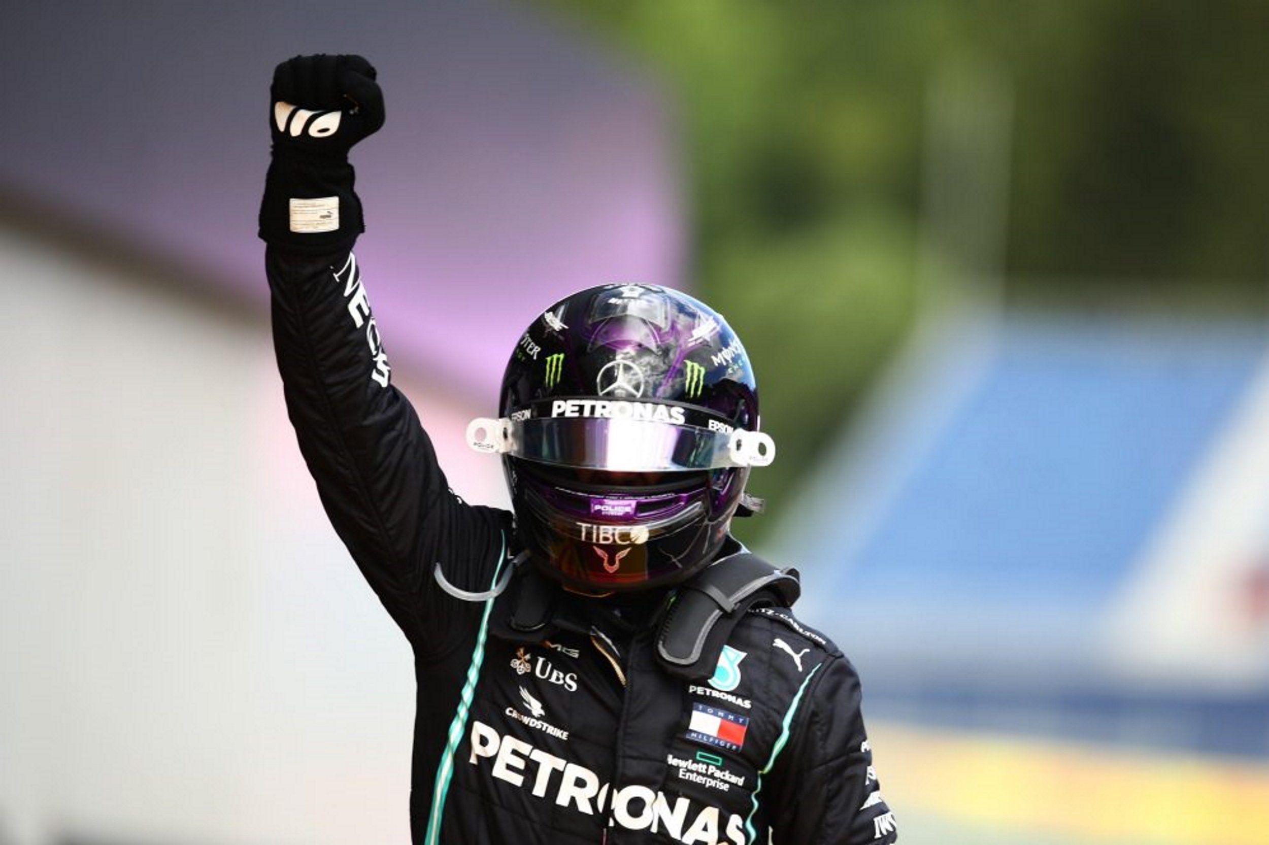 Hamilton sonríe en el día desastroso de Ferrari