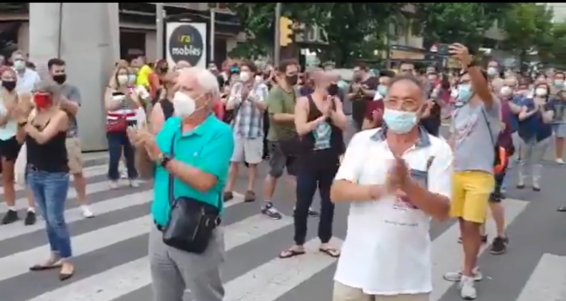 Unes 300 persones es concentren a Lleida contra el confinament de la ciutat