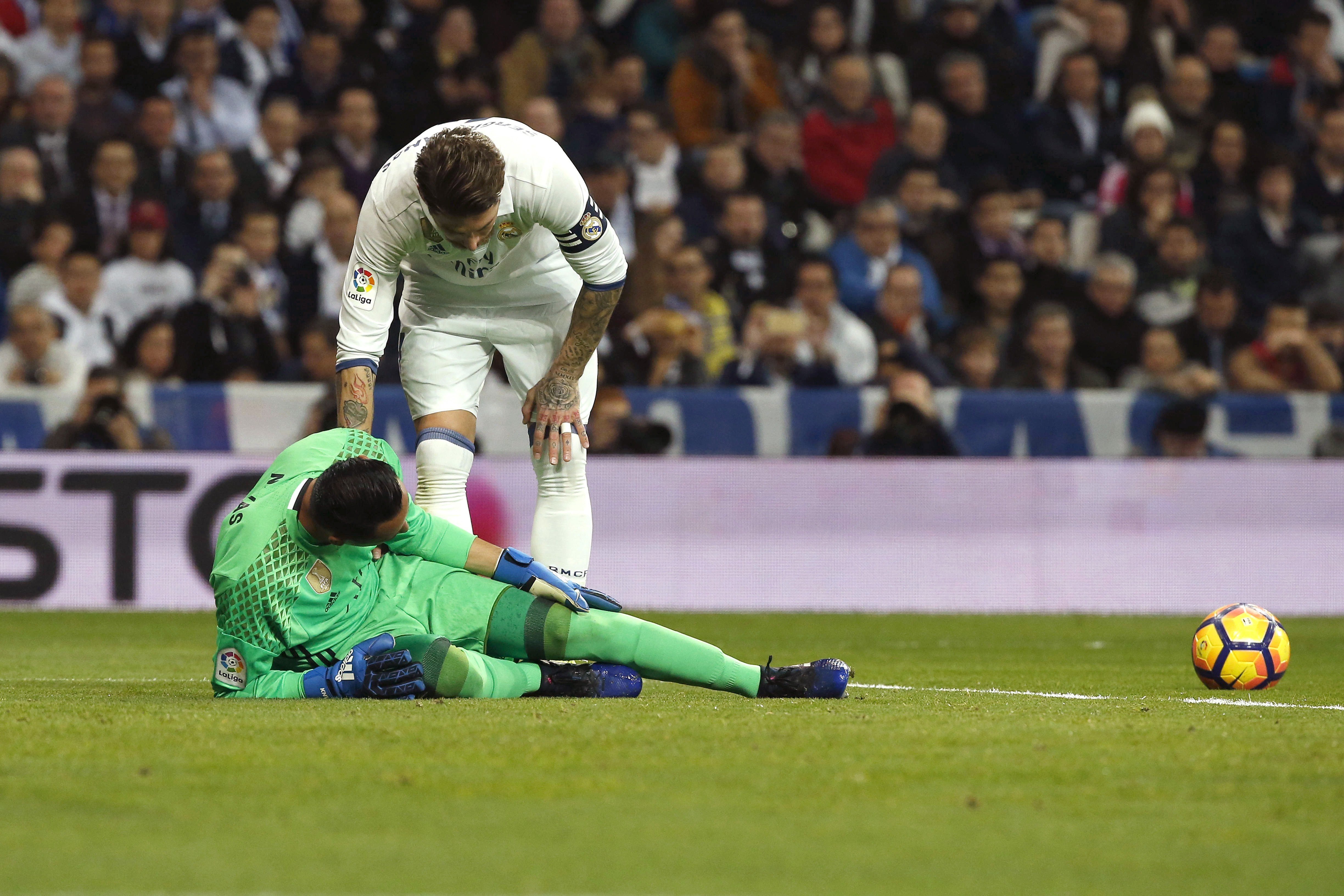 El Madrid regala el liderato al Barça (3-3)