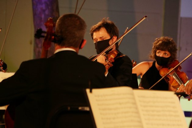 Pla tancat dels músics que han actuat en el concert d'homenatge a Pau Casals a la plaça Nova del Vendrell/ACN