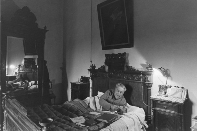 Foto de portada: Josep Pla al llit de l'habitació de la seva mare, on morí l'abril de 1981. Mas Pla, Llofriu, 1980/Toni Vidal