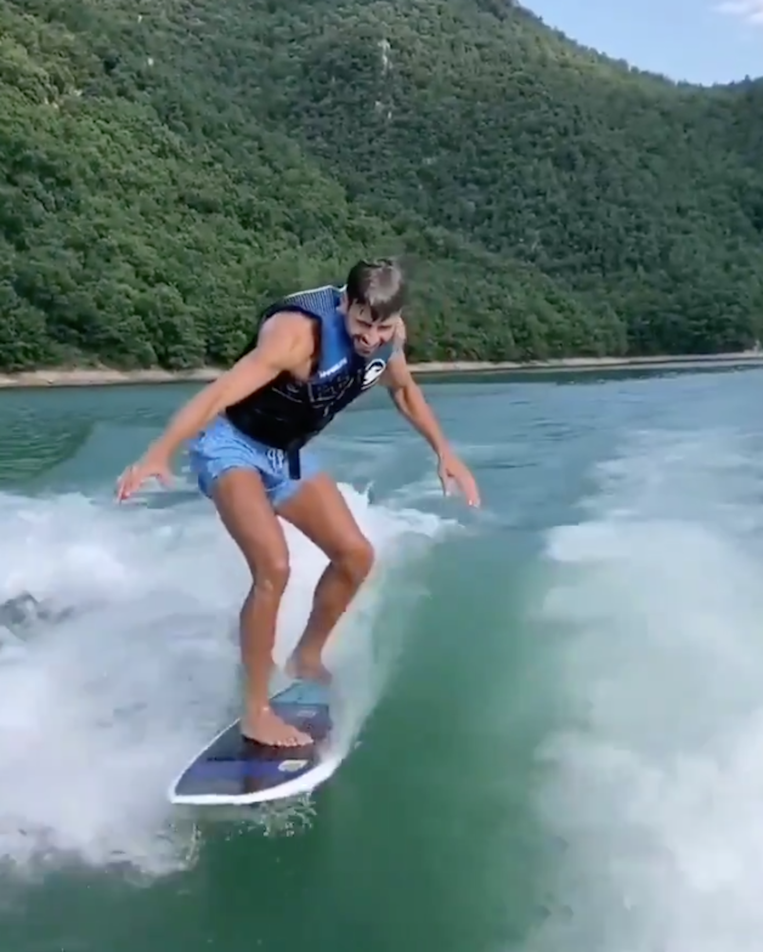 VÍDEO: Piqué gaudeix del wakesurf al pantà de Sau