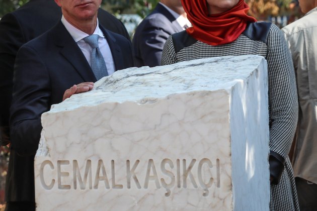  Hatice Cengiz (R), la promesa del periodista saudit asesinado Jamal Khashoggi y el consejero|conseller delegado de Amazon y del propietario de Washington Post Jeff Bezos (L), se encuentra cerca de la piedra memorialista durante un acontecimiento que marca un año aniversario|cumpleaños del asesinato del periodista disidente saudi Jamal Khashoggi en Istanbul EFE