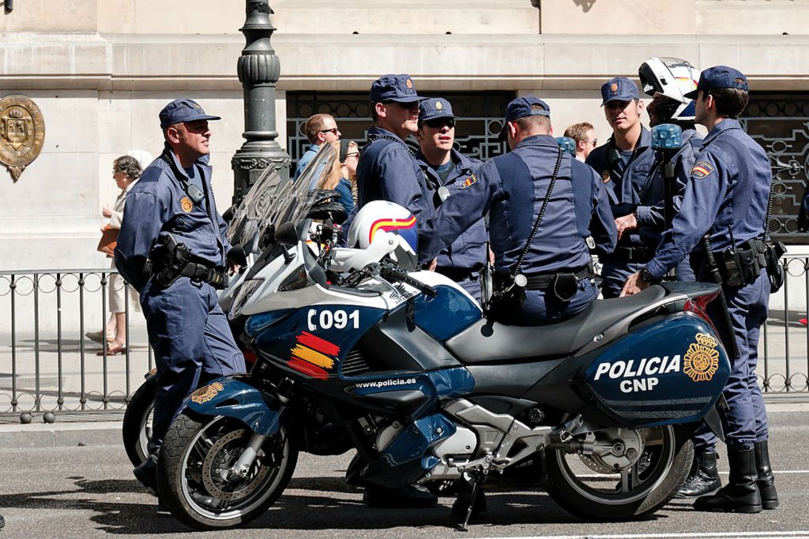 La policía española da las gracias en ocho idiomas, ¿de cuál se olvida?