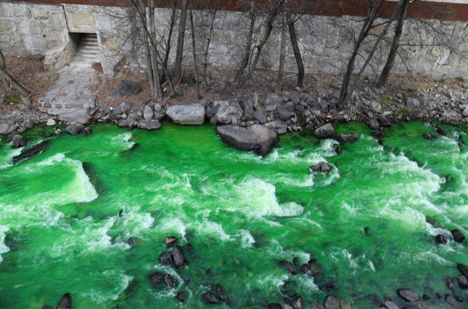 El riu Valira baixa de color verd per unes proves no tòxiques