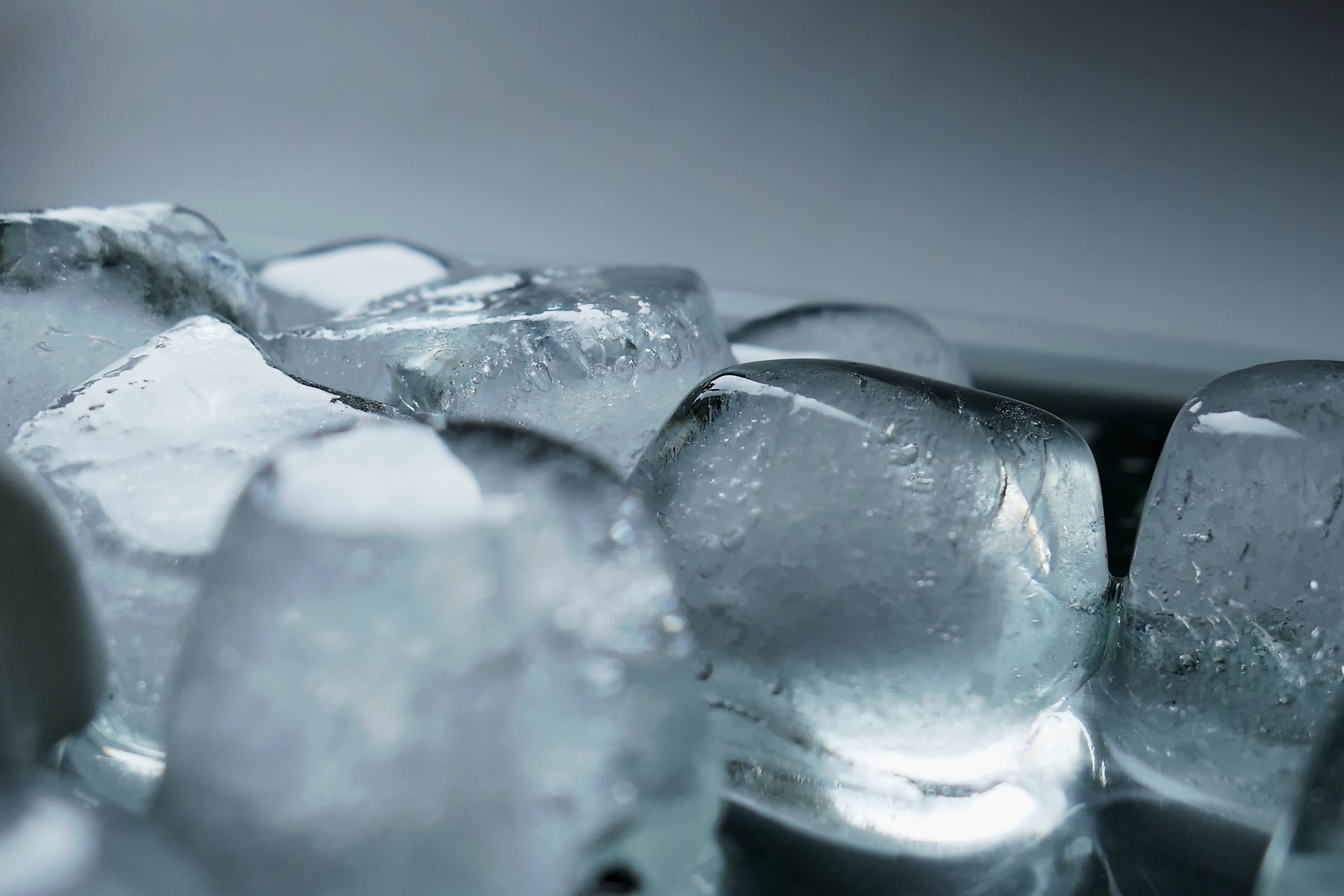 Carrefour tiene una mini máquina que hace cubitos de hielo al instante