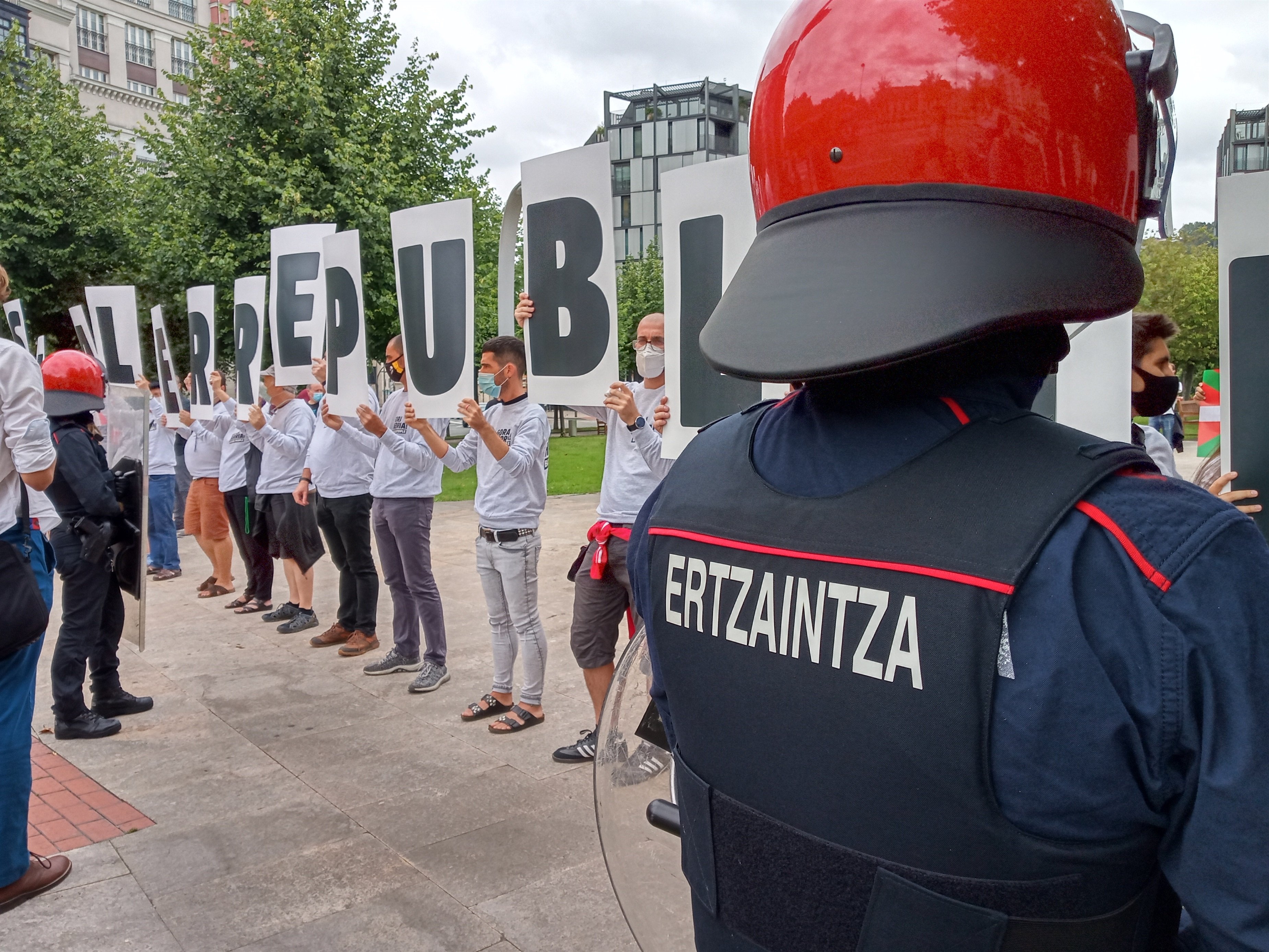 Gritos independentistas y republicanos reciben al rey Felipe VI en Bilbao