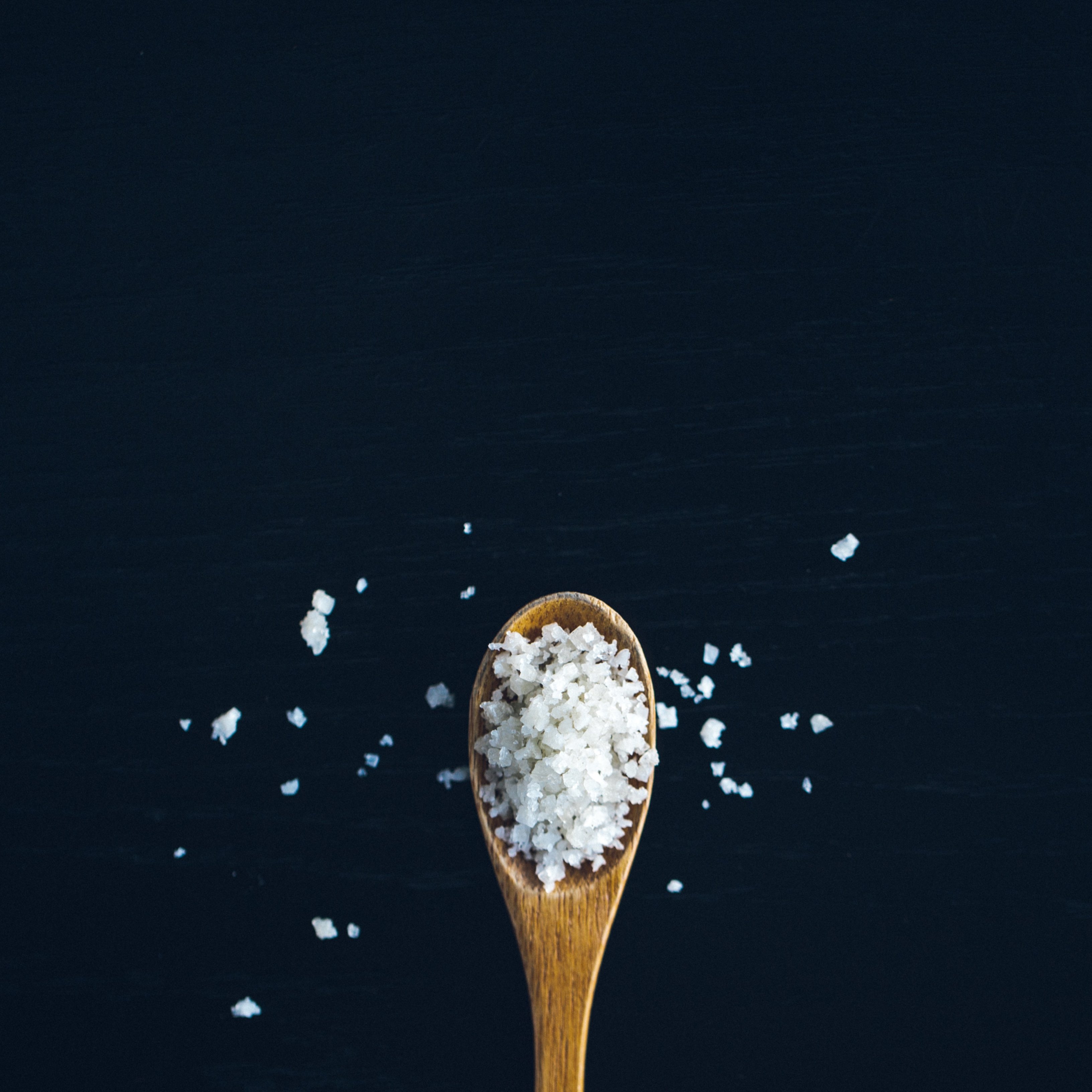 Coneixes les conseqüències per a la salut de menjar amb massa sal?