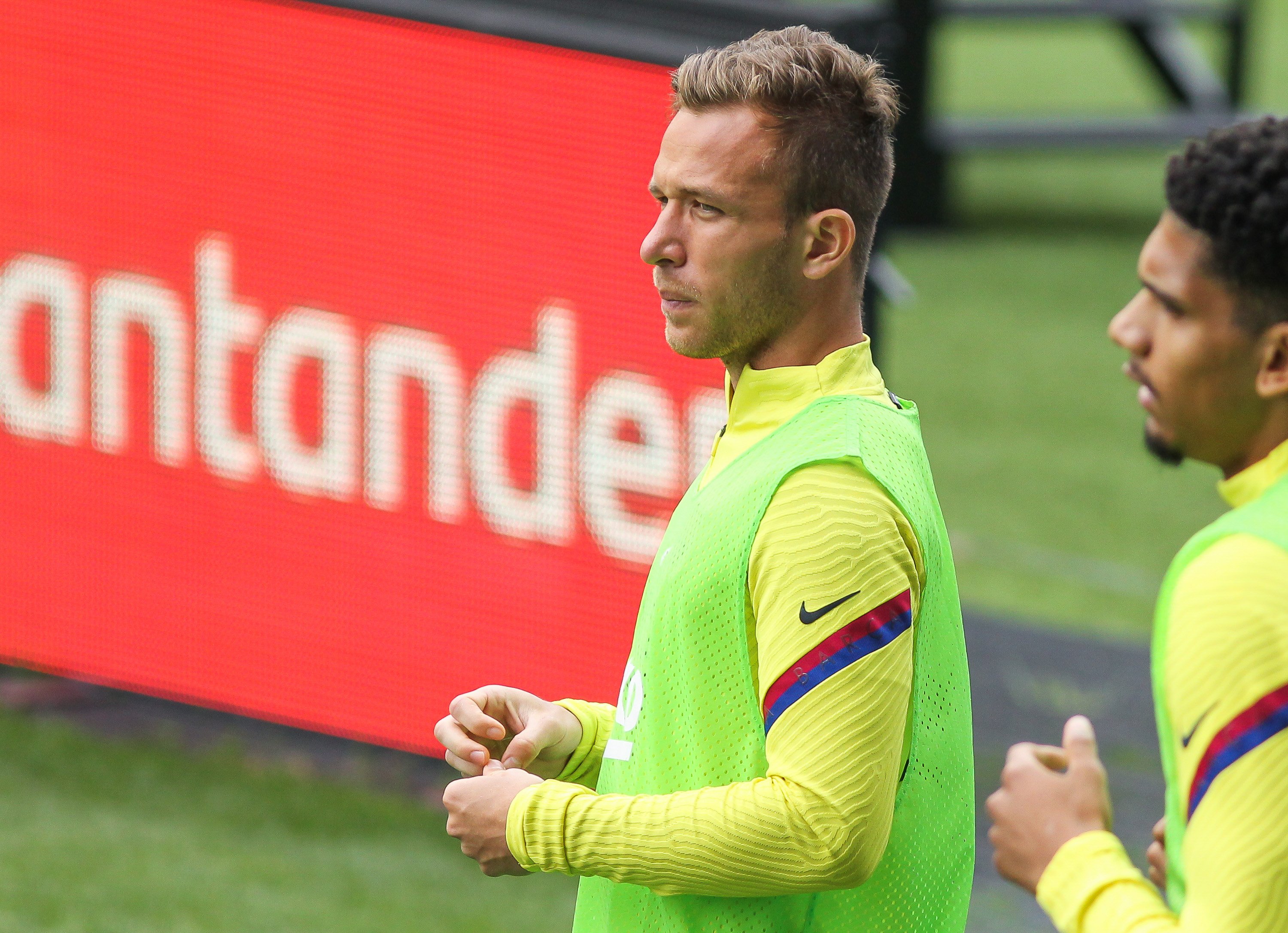 Arthur se reúne con Abidal para desbloquear su salida del Barça